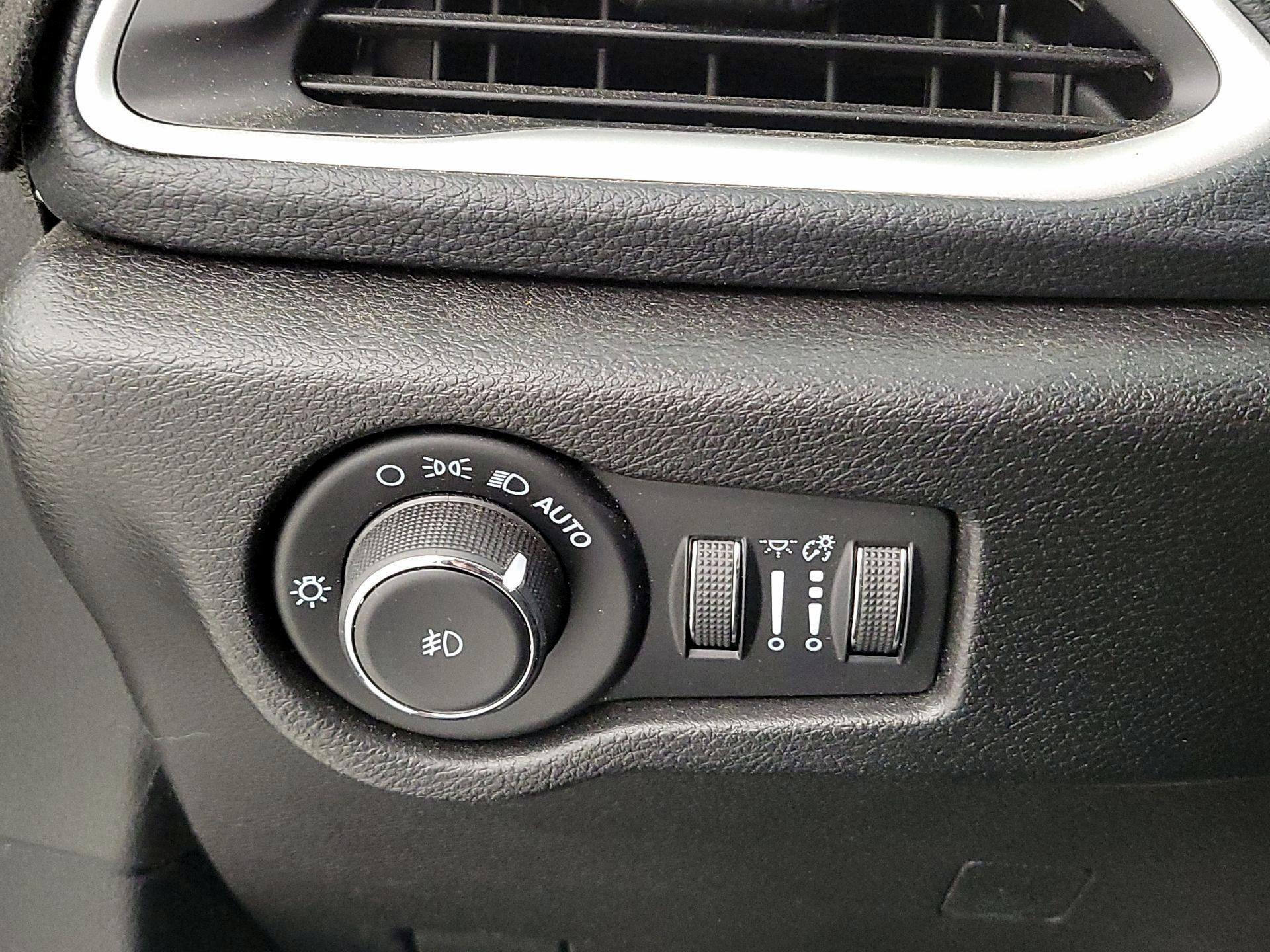 Thumbnail: 2021 Chrysler Pacifica - 13