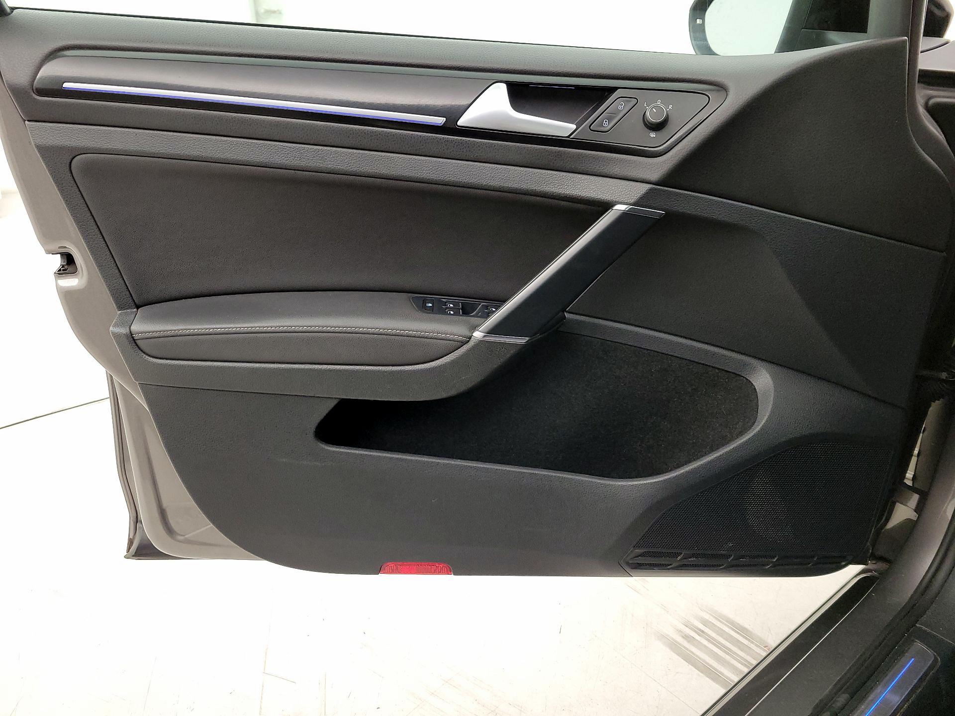 Thumbnail: 2015 Volkswagen Golf - 12