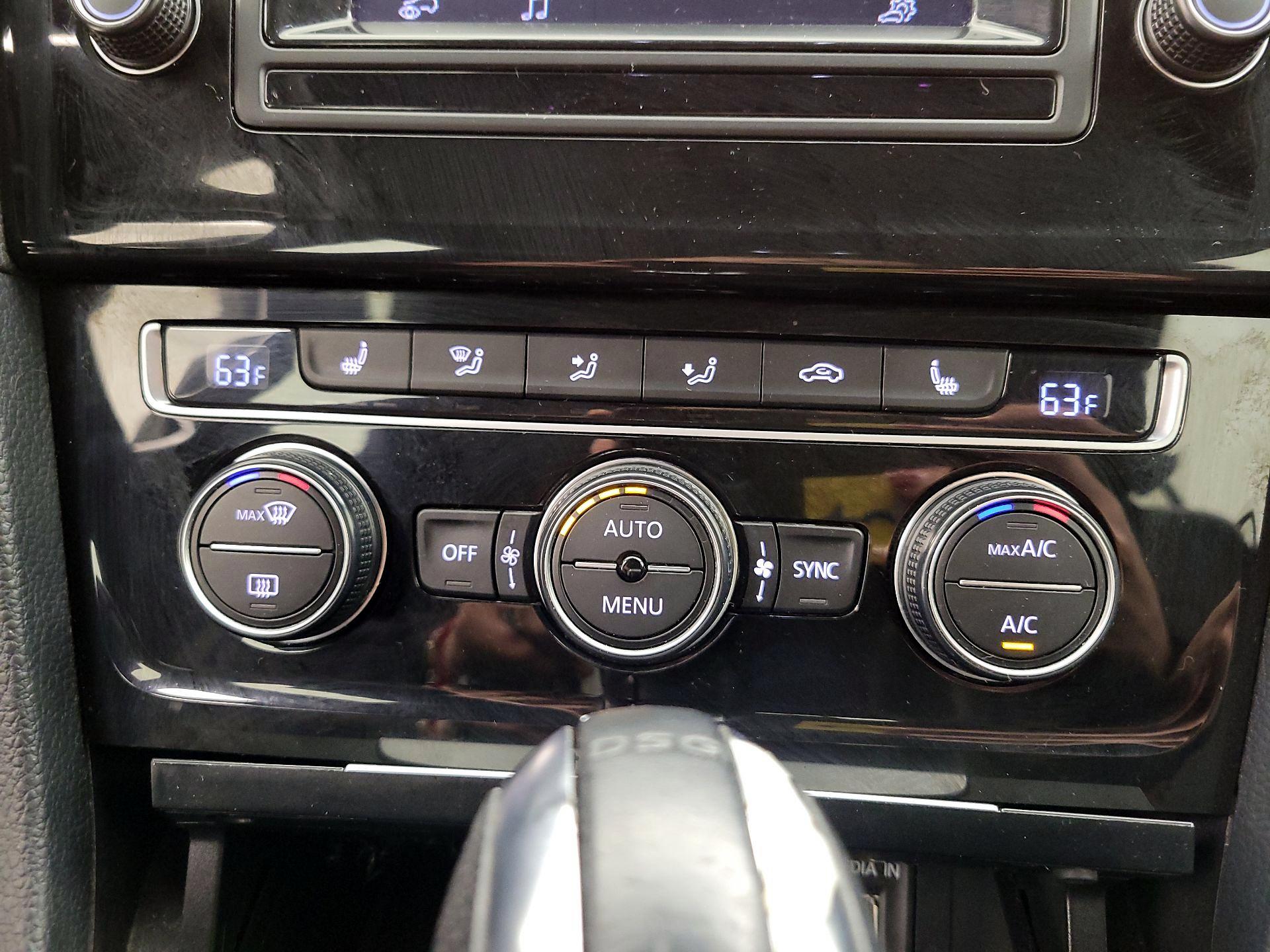 Thumbnail: 2015 Volkswagen Golf - 17