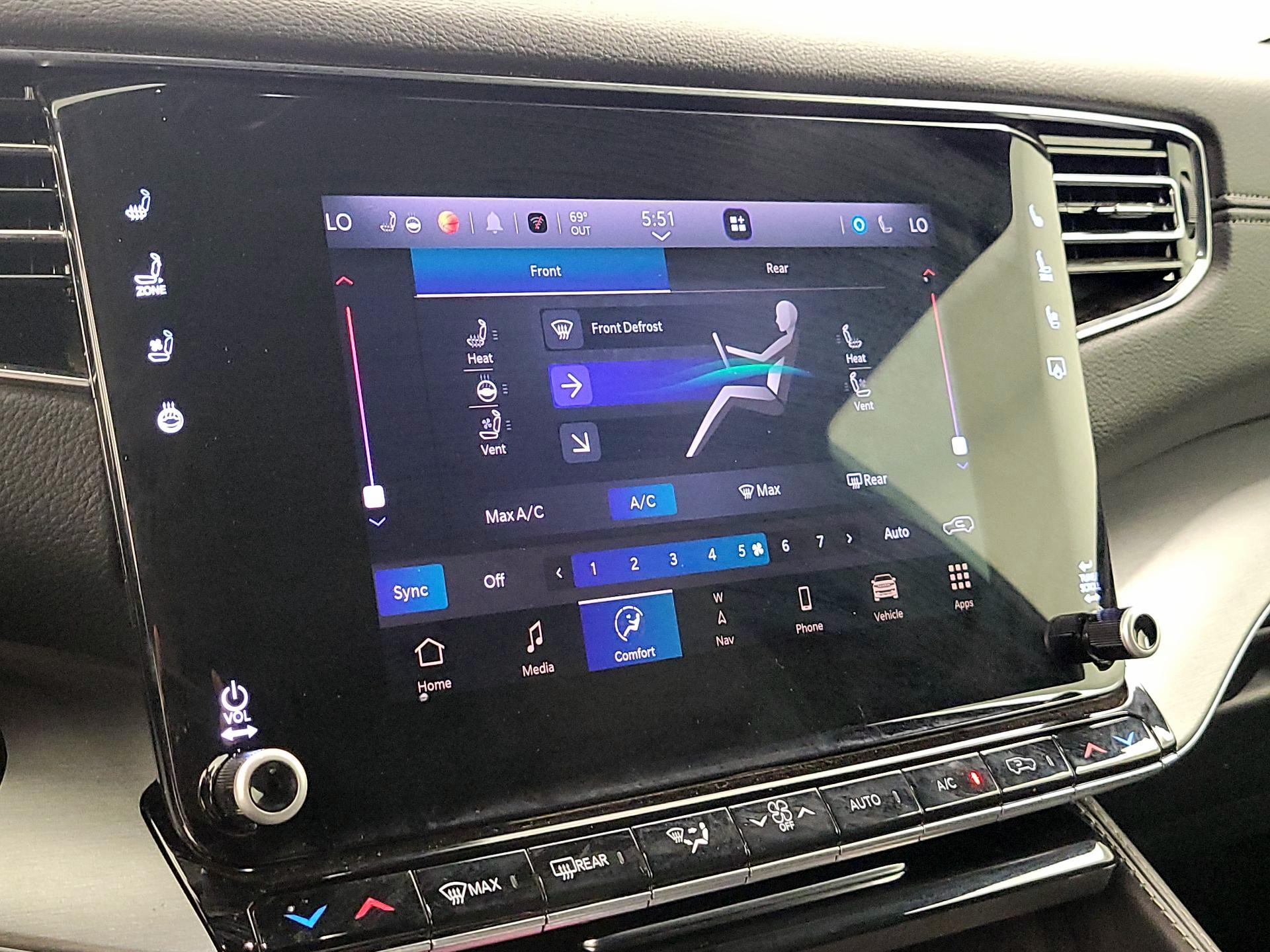 Thumbnail: 2023 Jeep Wagoneer - 17