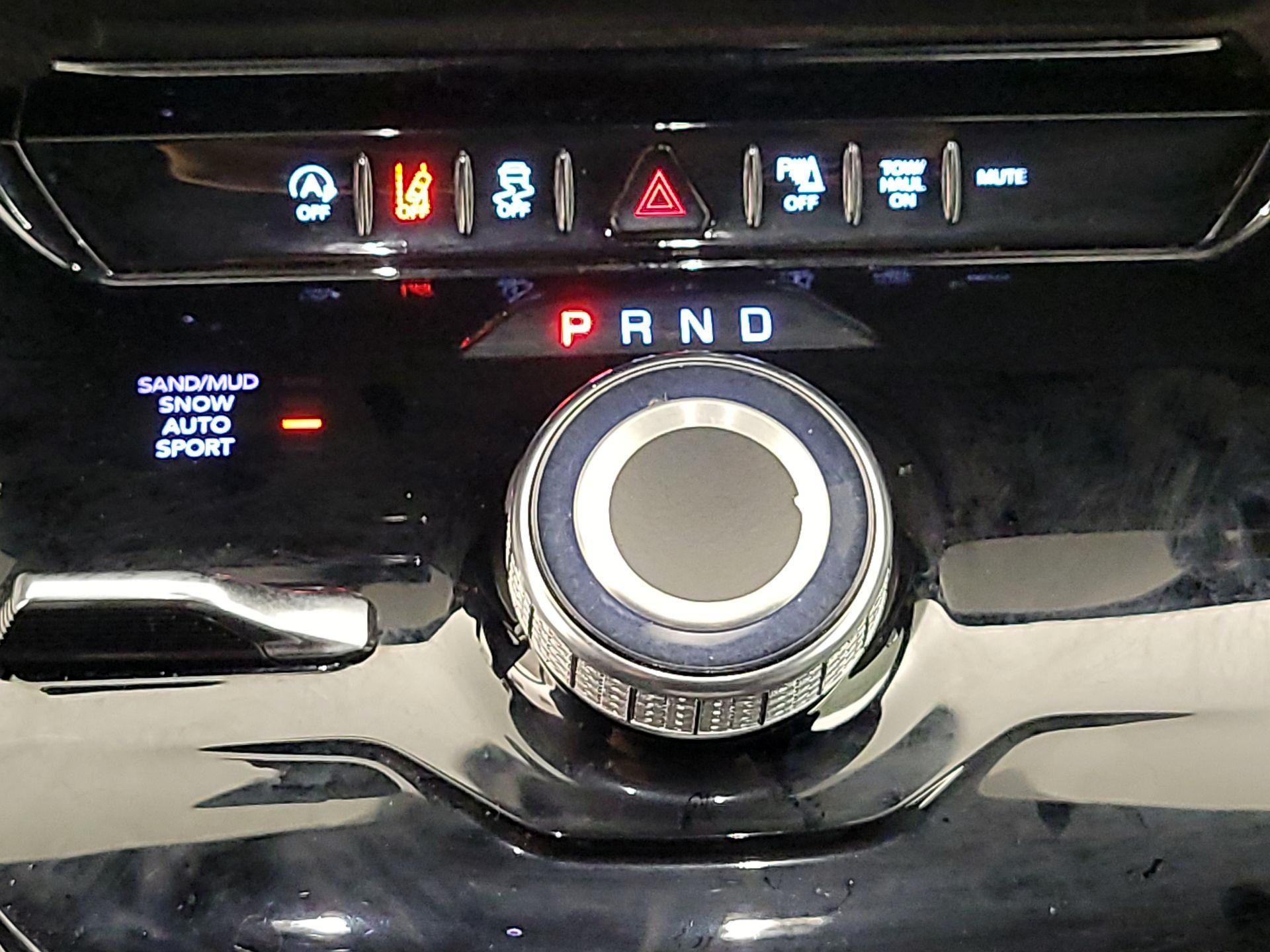 Thumbnail: 2023 Jeep Wagoneer - 18