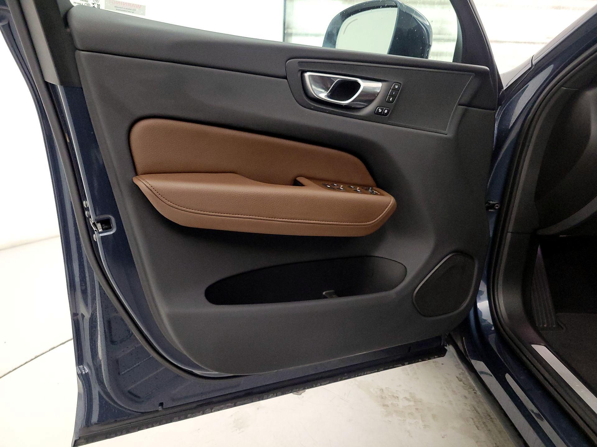 Thumbnail: 2022 Volvo XC60 - 12