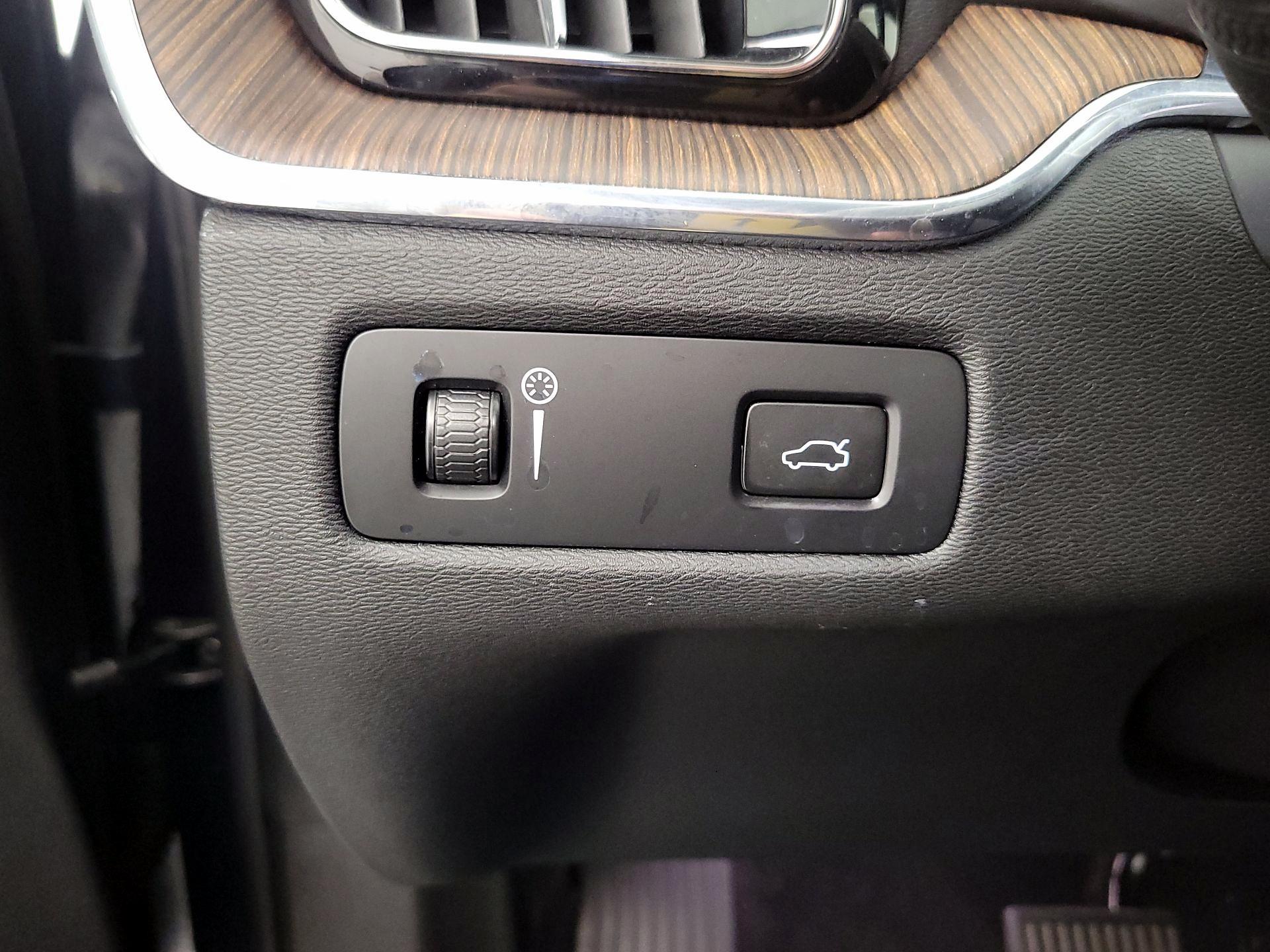 Thumbnail: 2022 Volvo XC60 - 13