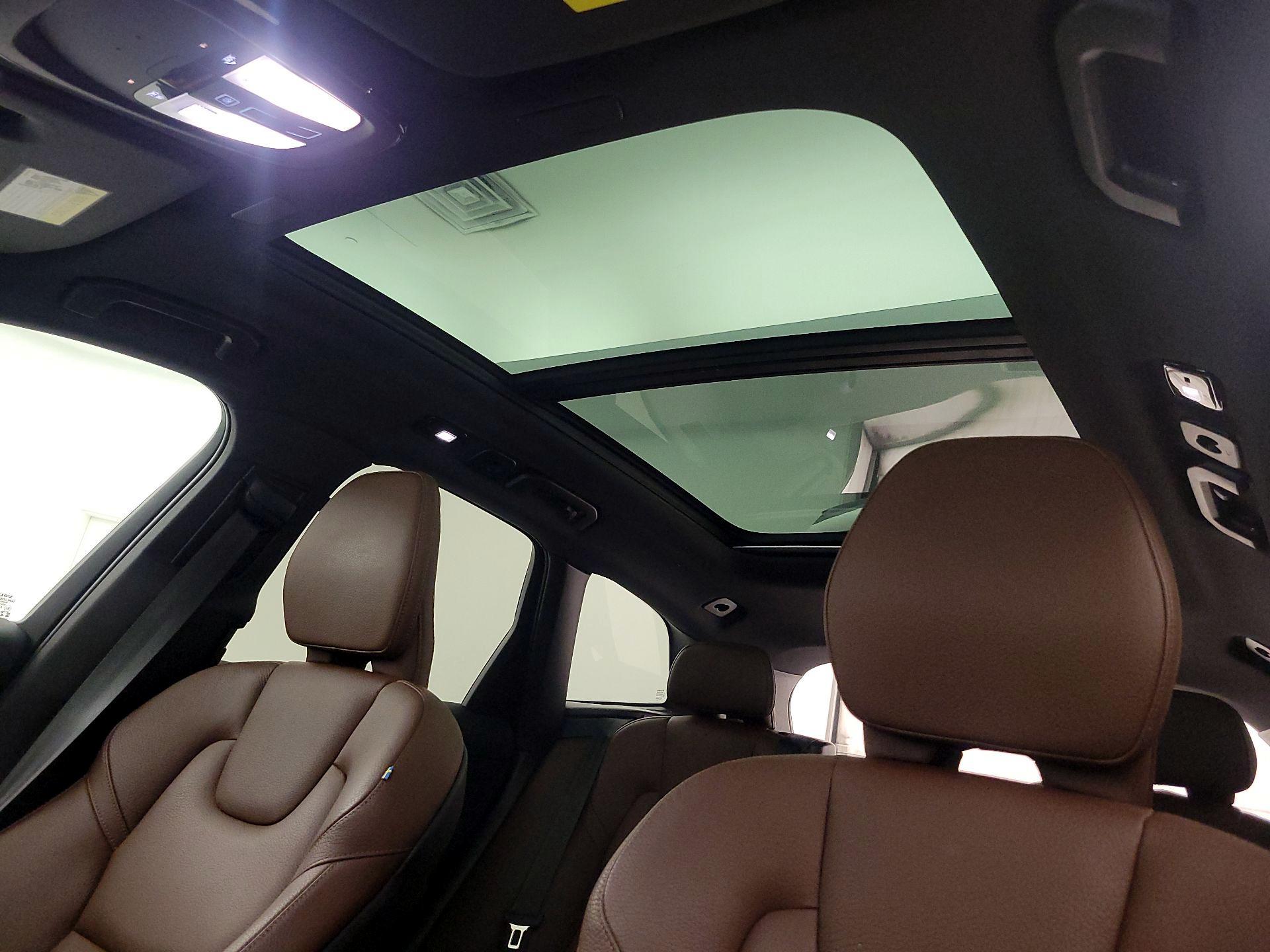 Thumbnail: 2022 Volvo XC60 - 20