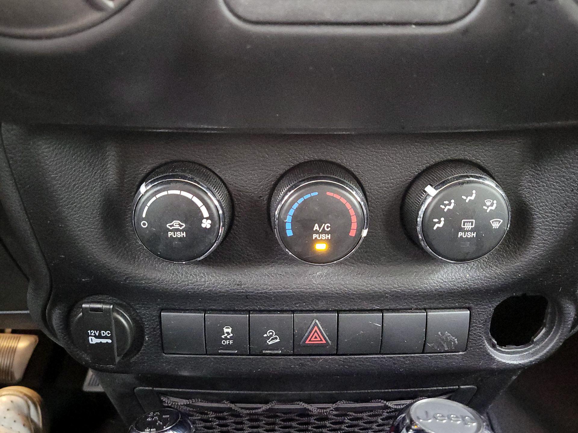 Thumbnail: 2016 Jeep Wrangler - 14