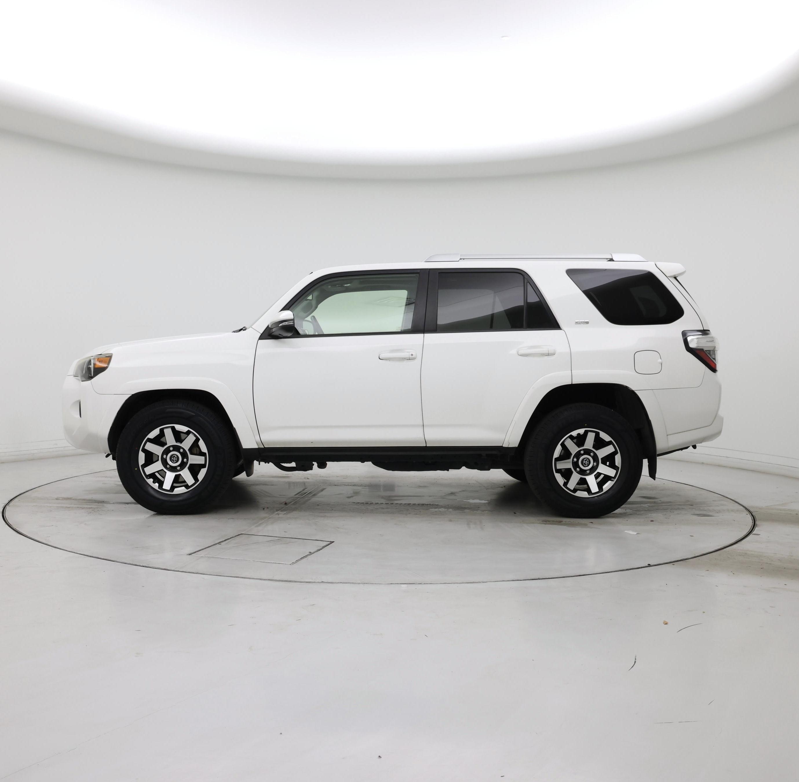 Thumbnail: 2014 Toyota 4Runner - 3