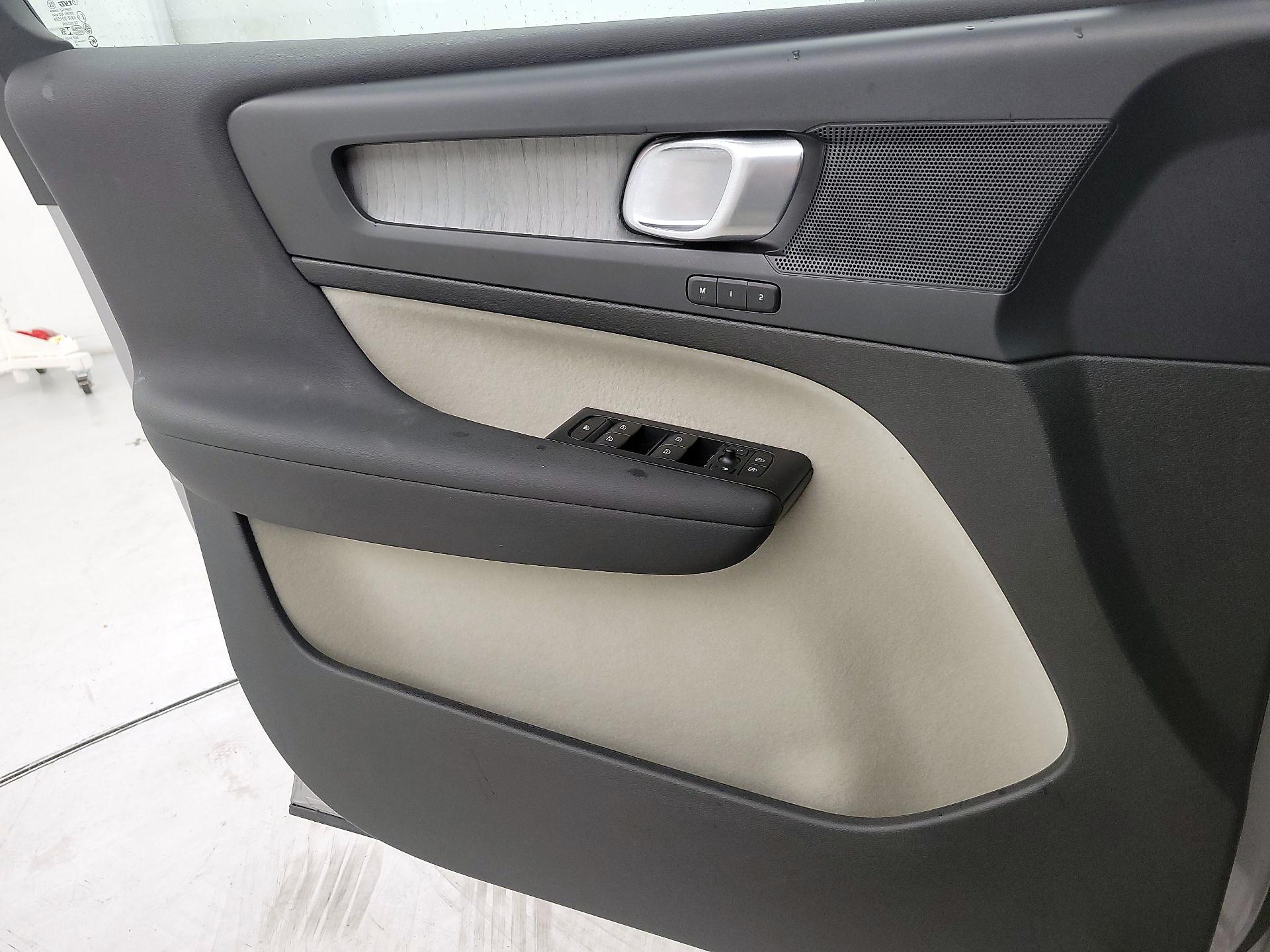 Thumbnail: 2023 Volvo XC40 - 12