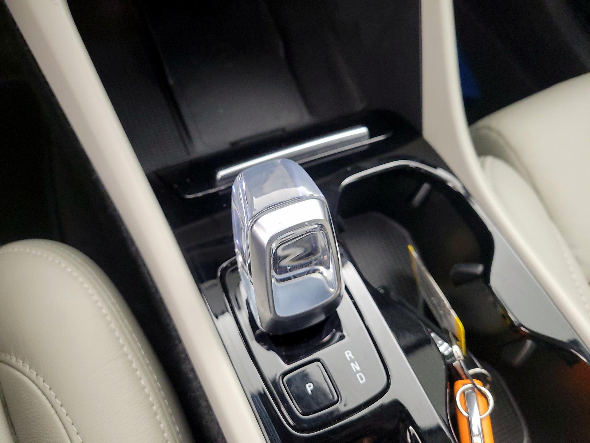 Thumbnail: 2023 Volvo XC40 - 16