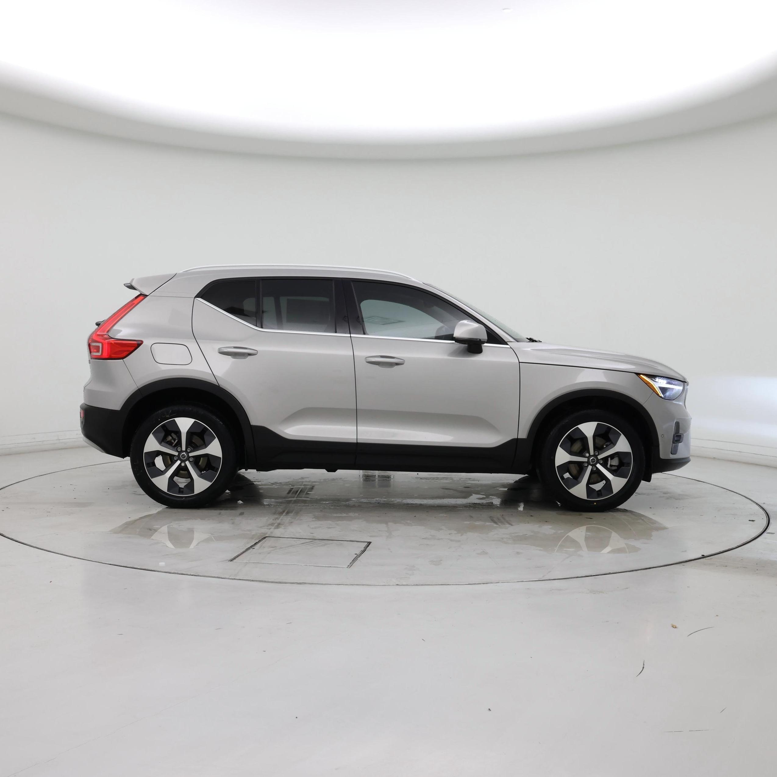 Thumbnail: 2023 Volvo XC40 - 7