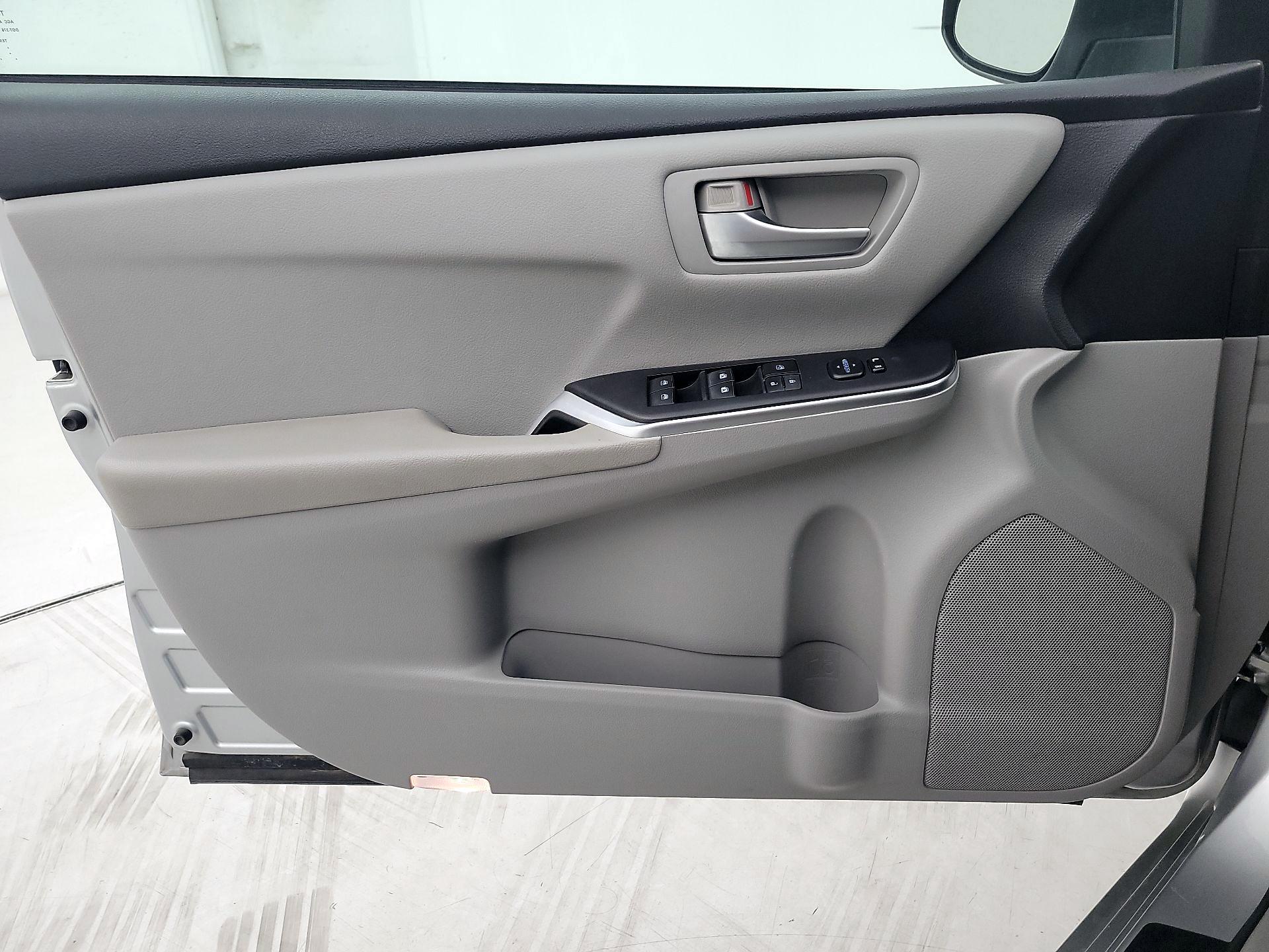 Thumbnail: 2015 Toyota Camry - 12