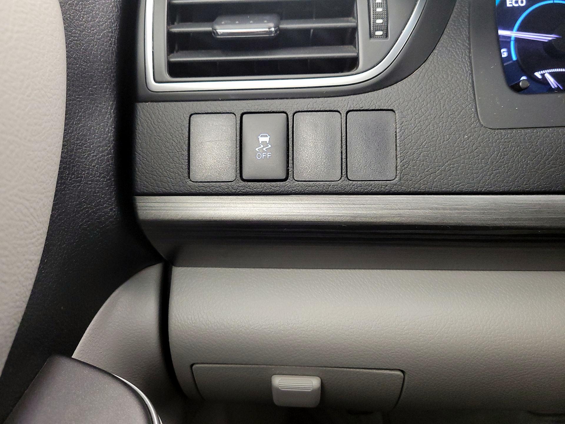 Thumbnail: 2015 Toyota Camry - 13