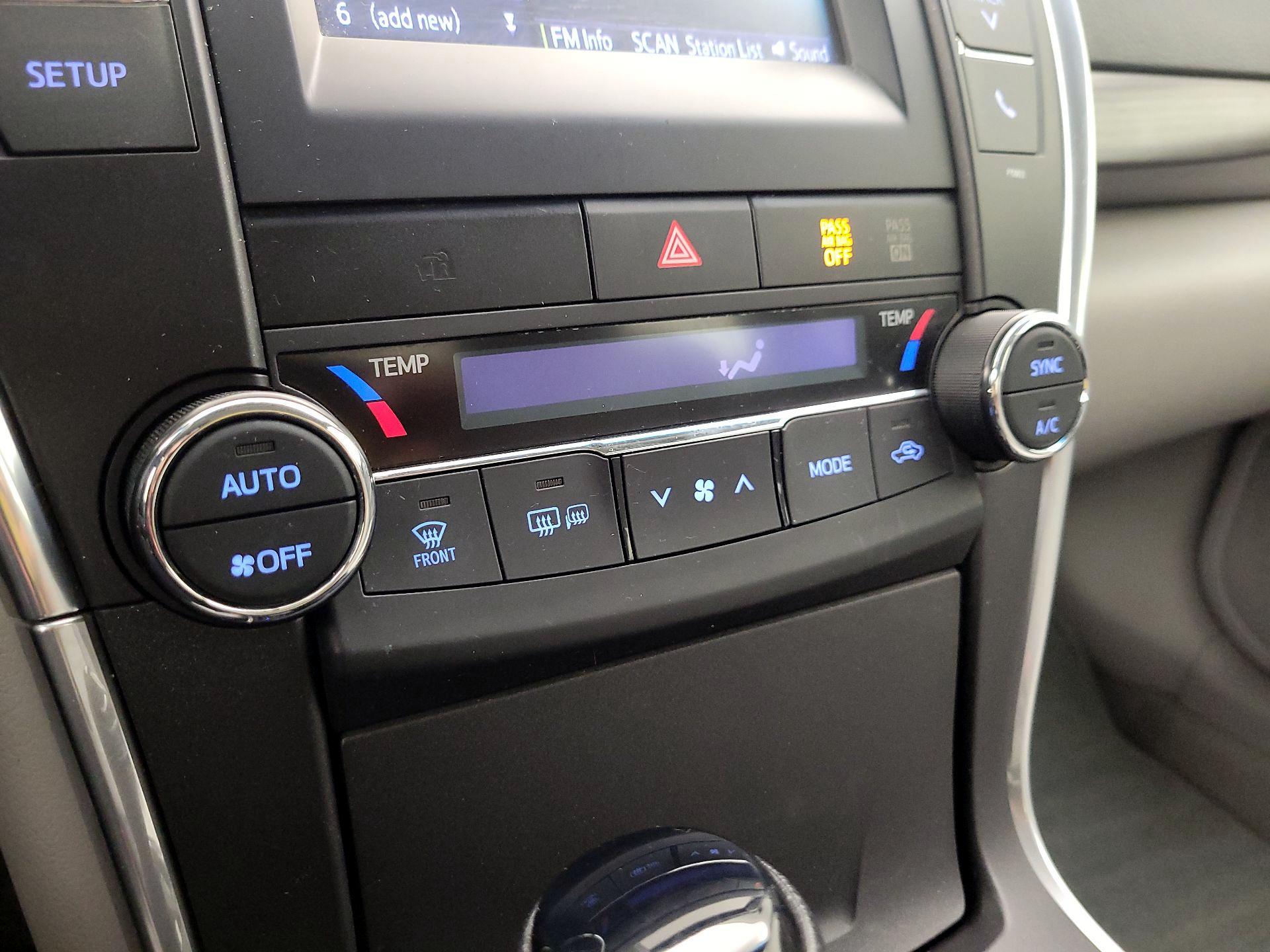 Thumbnail: 2015 Toyota Camry - 16