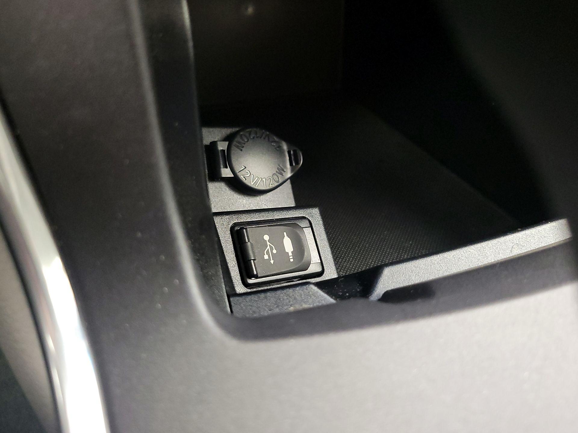 Thumbnail: 2015 Toyota Camry - 18