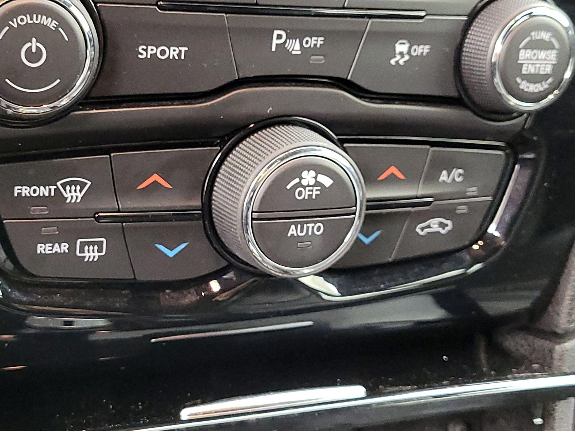 Thumbnail: 2023 Chrysler 300 - 16