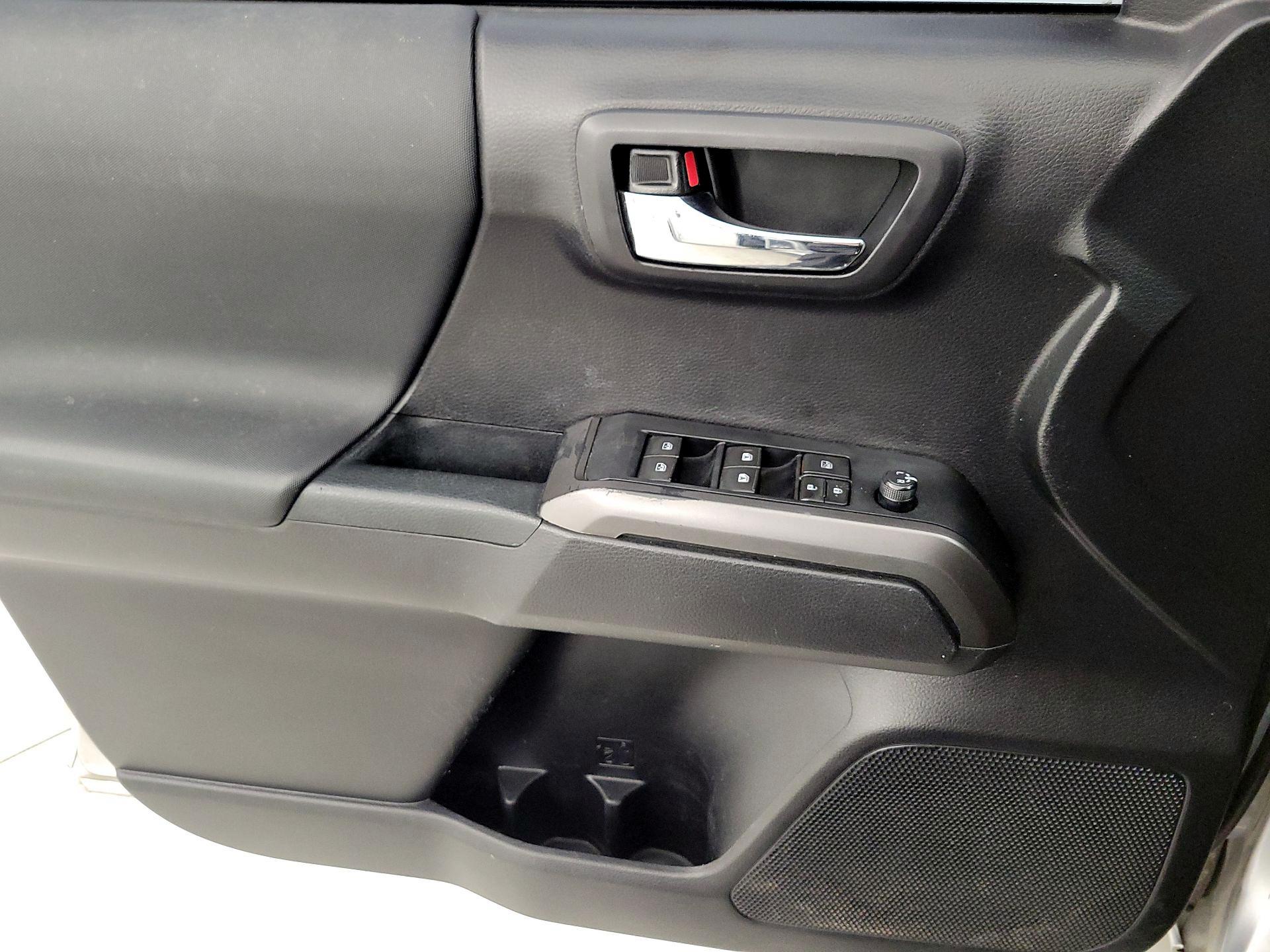 Thumbnail: 2020 Toyota Tacoma - 10