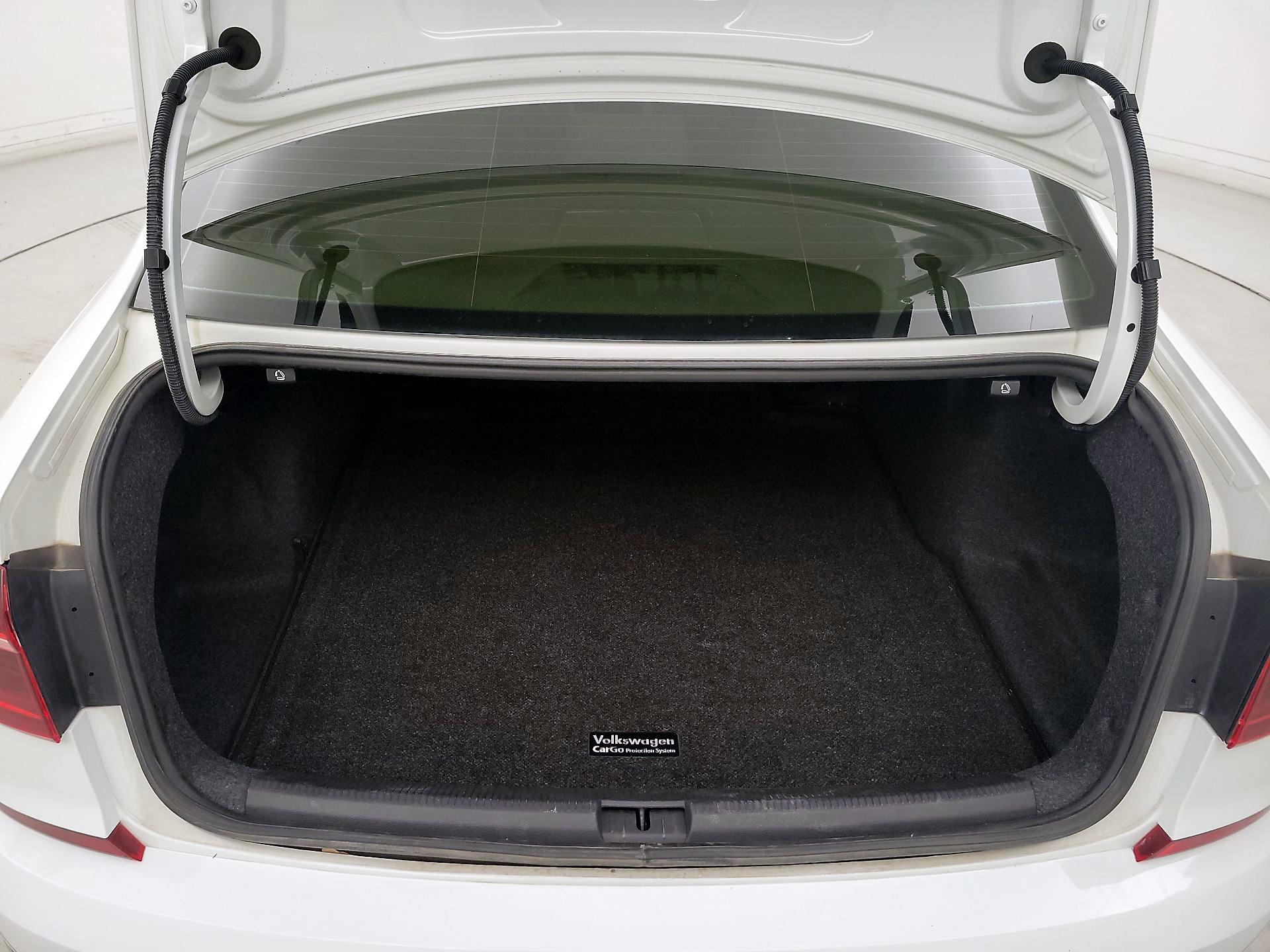 Thumbnail: 2019 Volkswagen Passat - 16