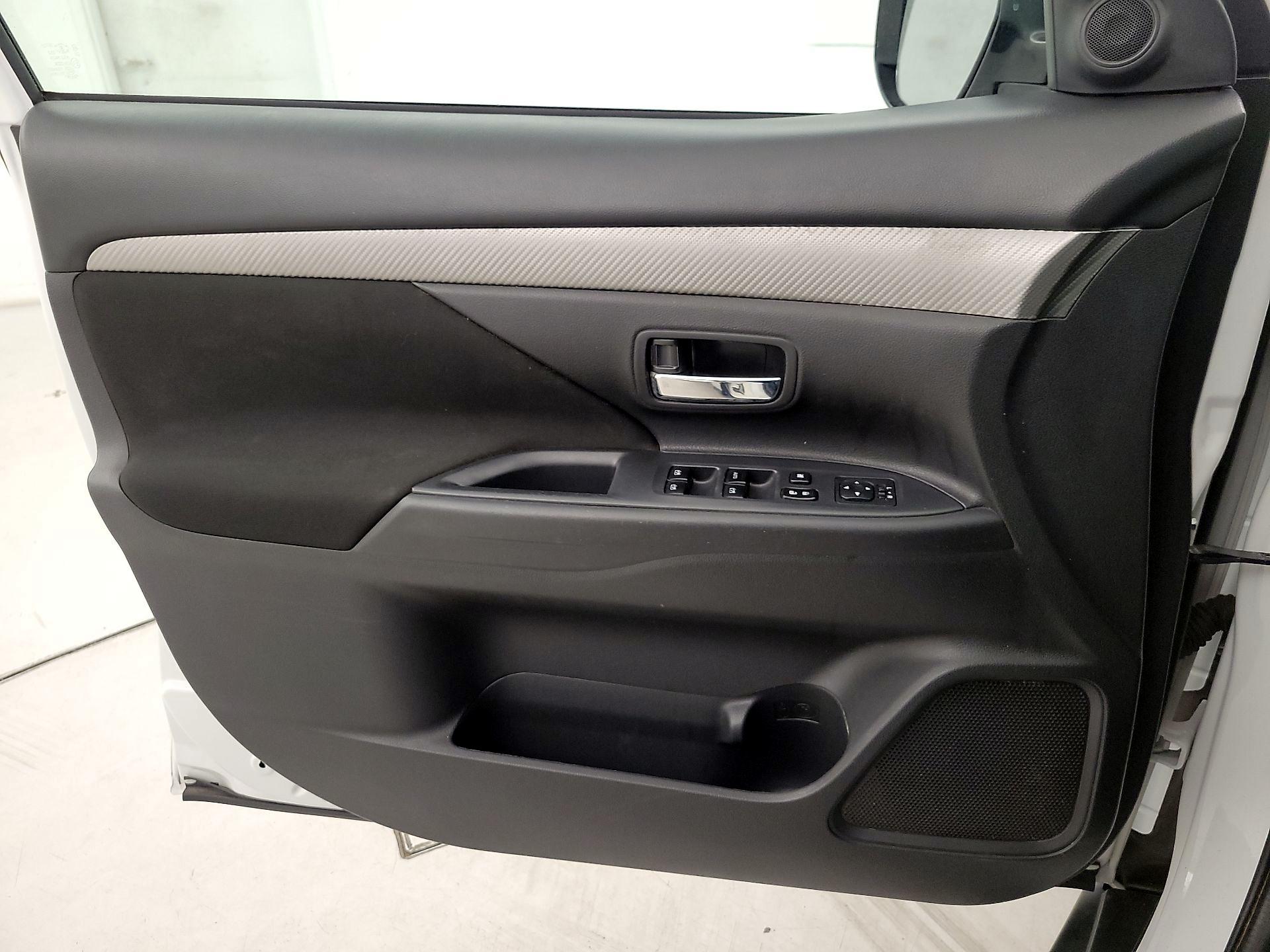 Thumbnail: 2018 Mitsubishi Outlander - 12