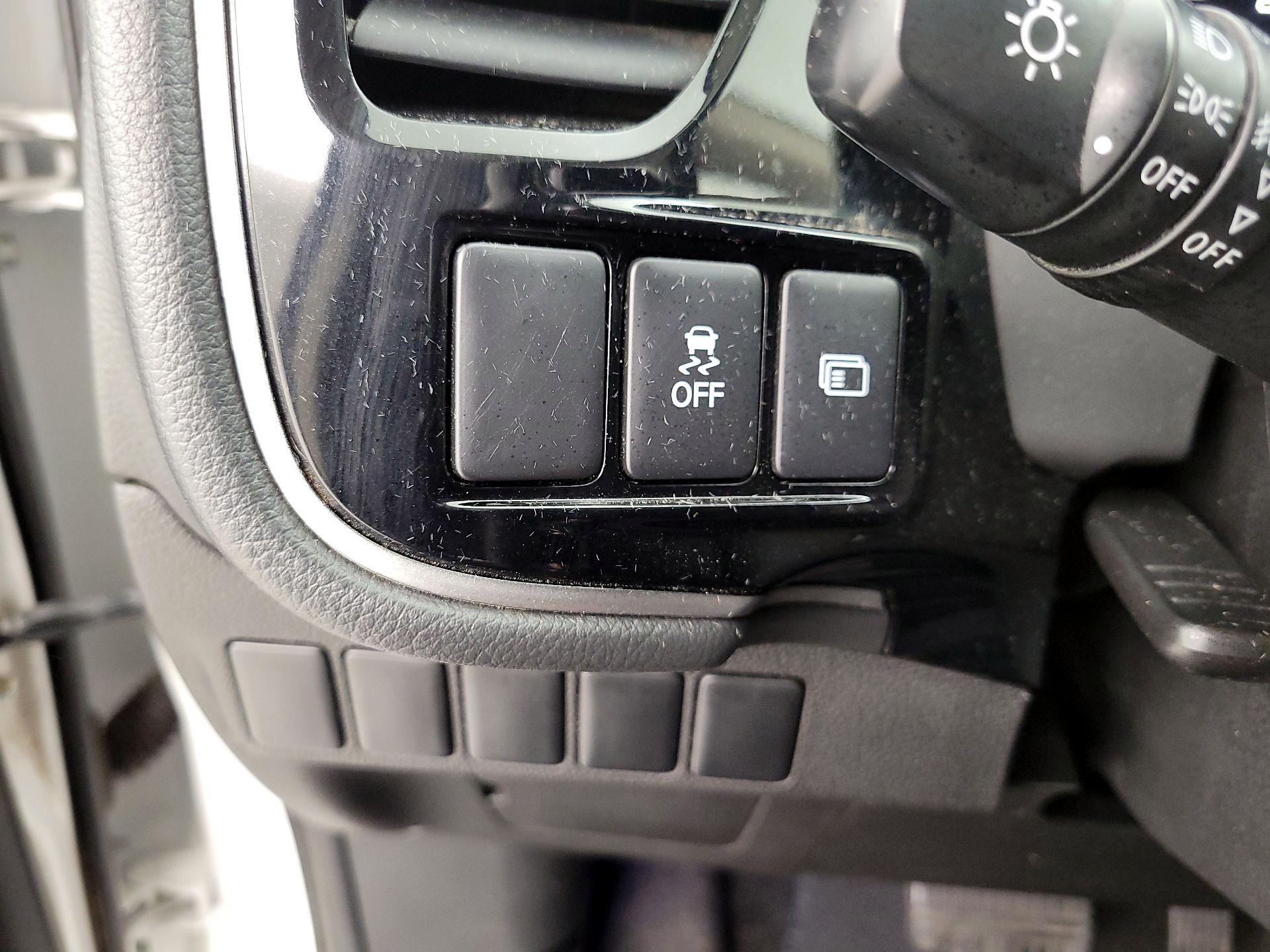 Thumbnail: 2018 Mitsubishi Outlander - 13