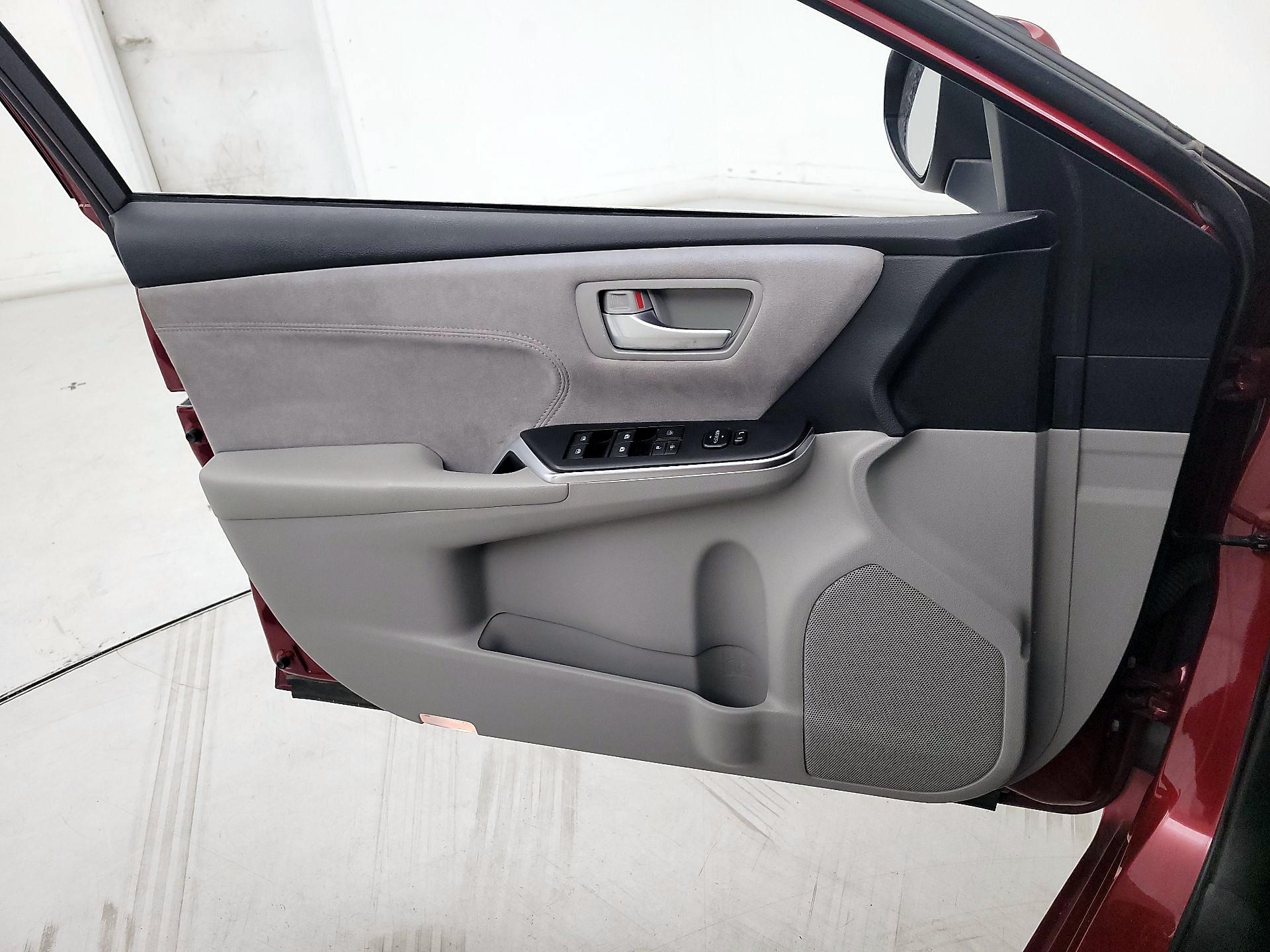 Thumbnail: 2017 Toyota Camry - 12