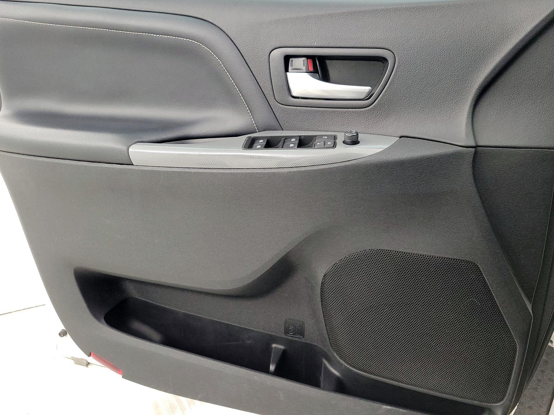 Thumbnail: 2017 Toyota Sienna - 12