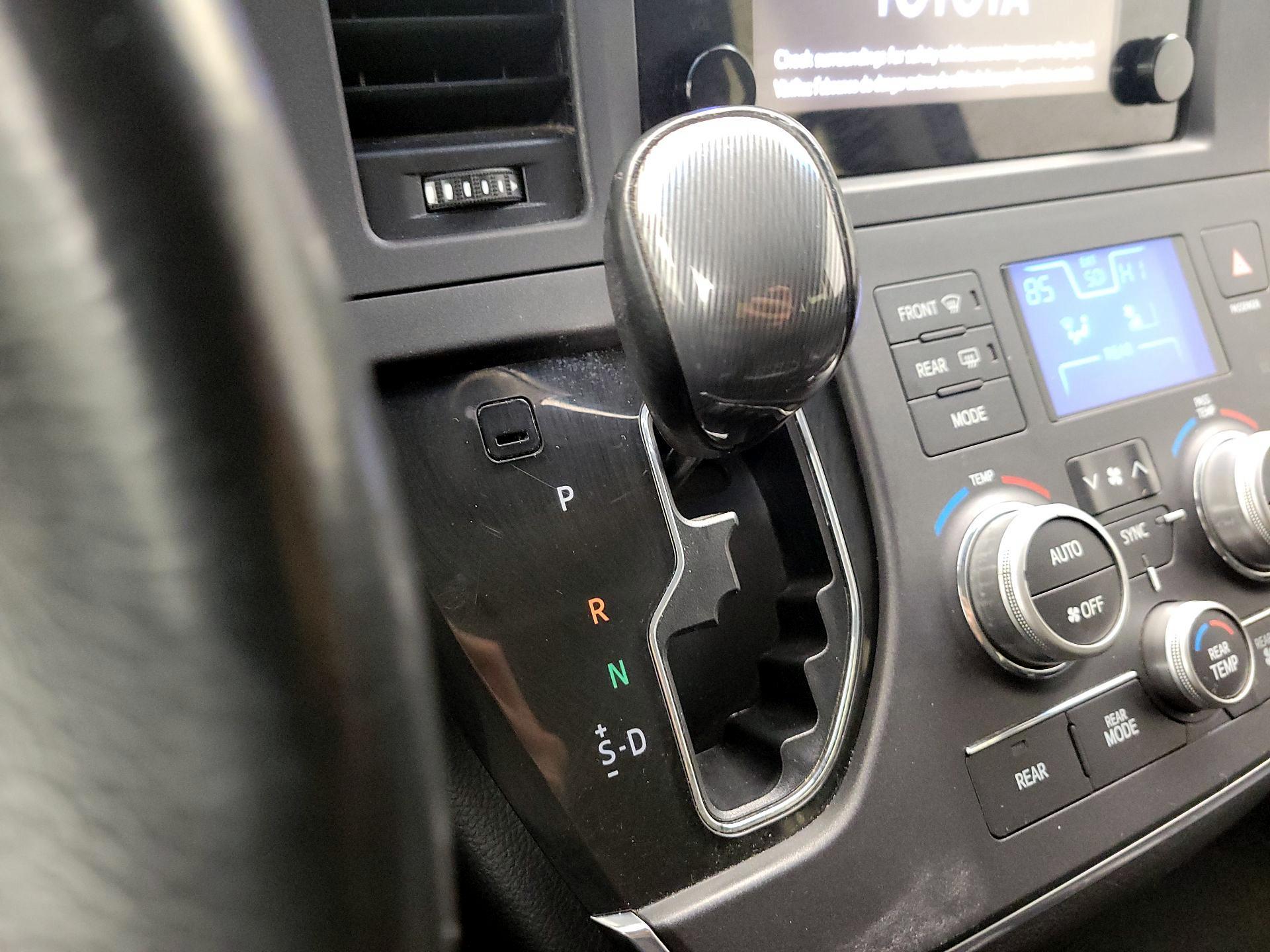 Thumbnail: 2017 Toyota Sienna - 15