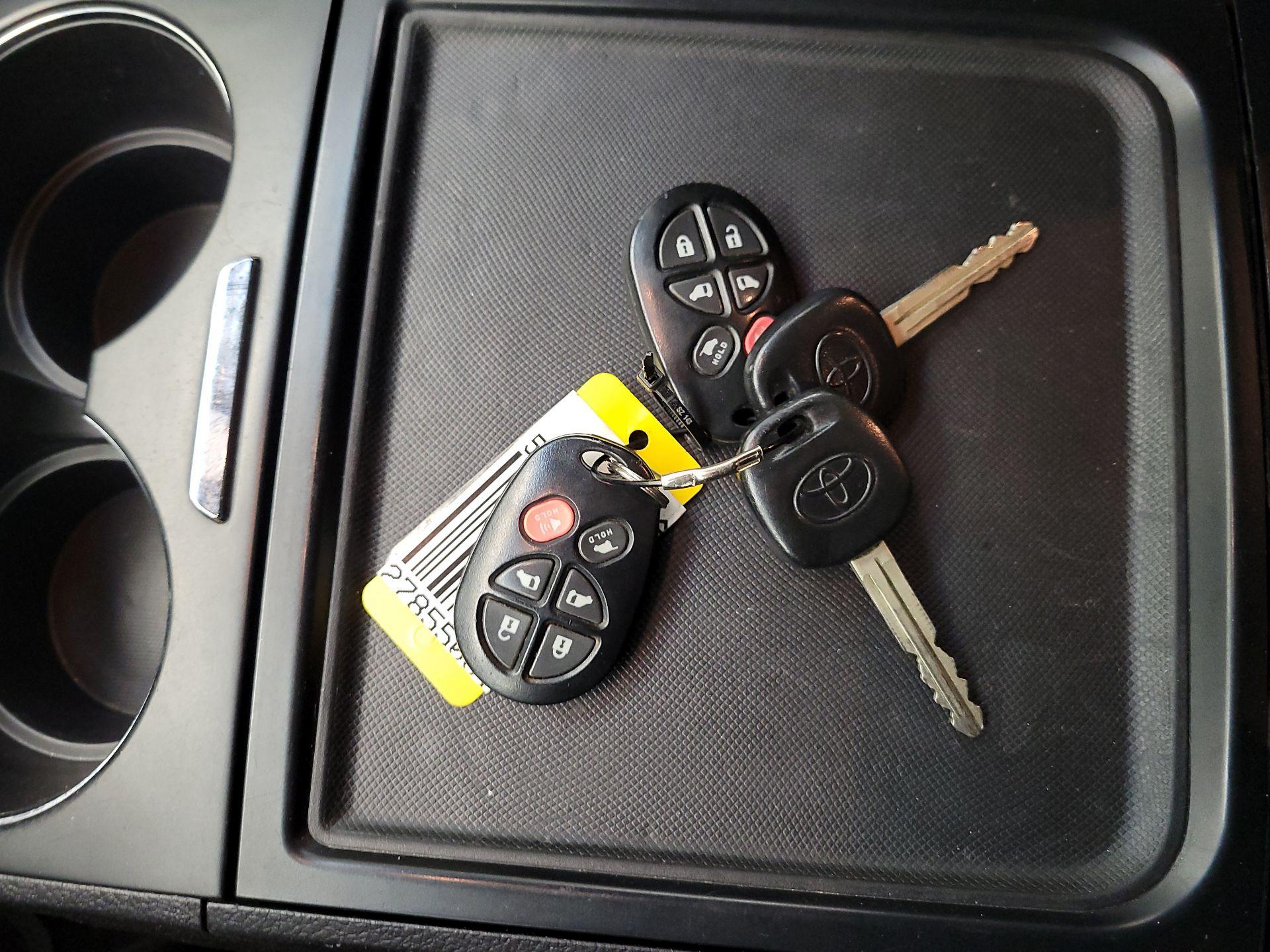 Thumbnail: 2017 Toyota Sienna - 18