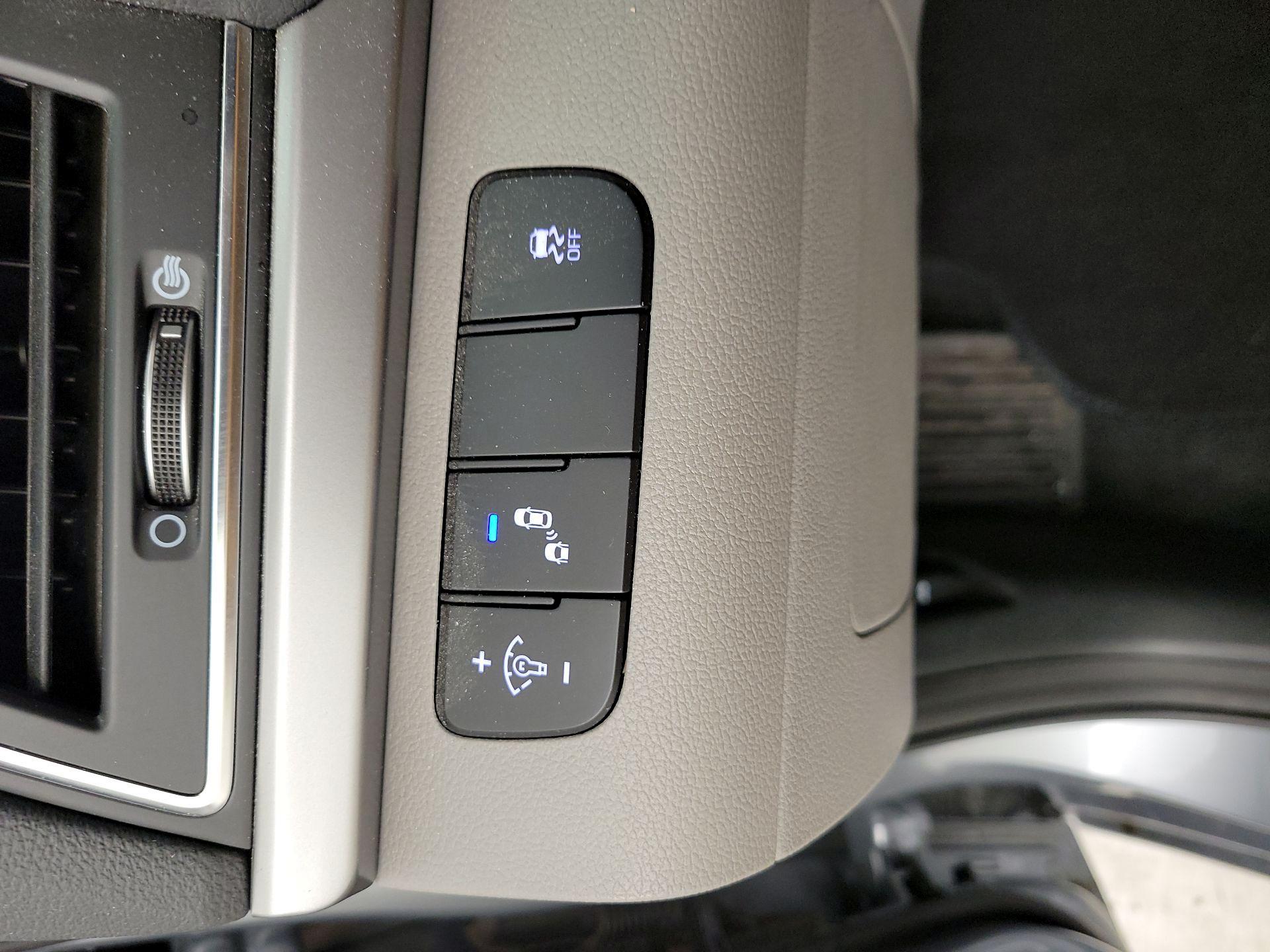 Thumbnail: 2017 Hyundai Elantra - 13