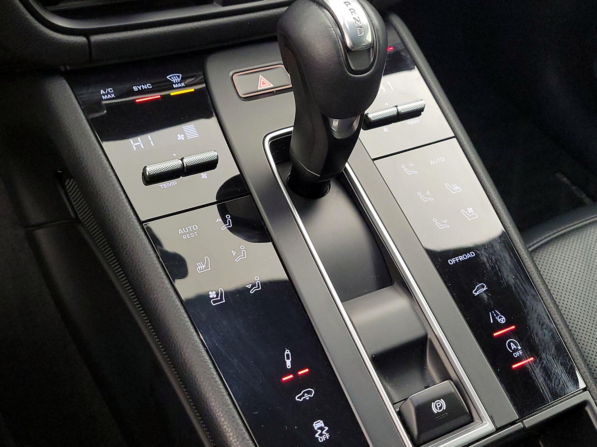 Thumbnail: 2022 Porsche Macan - 16