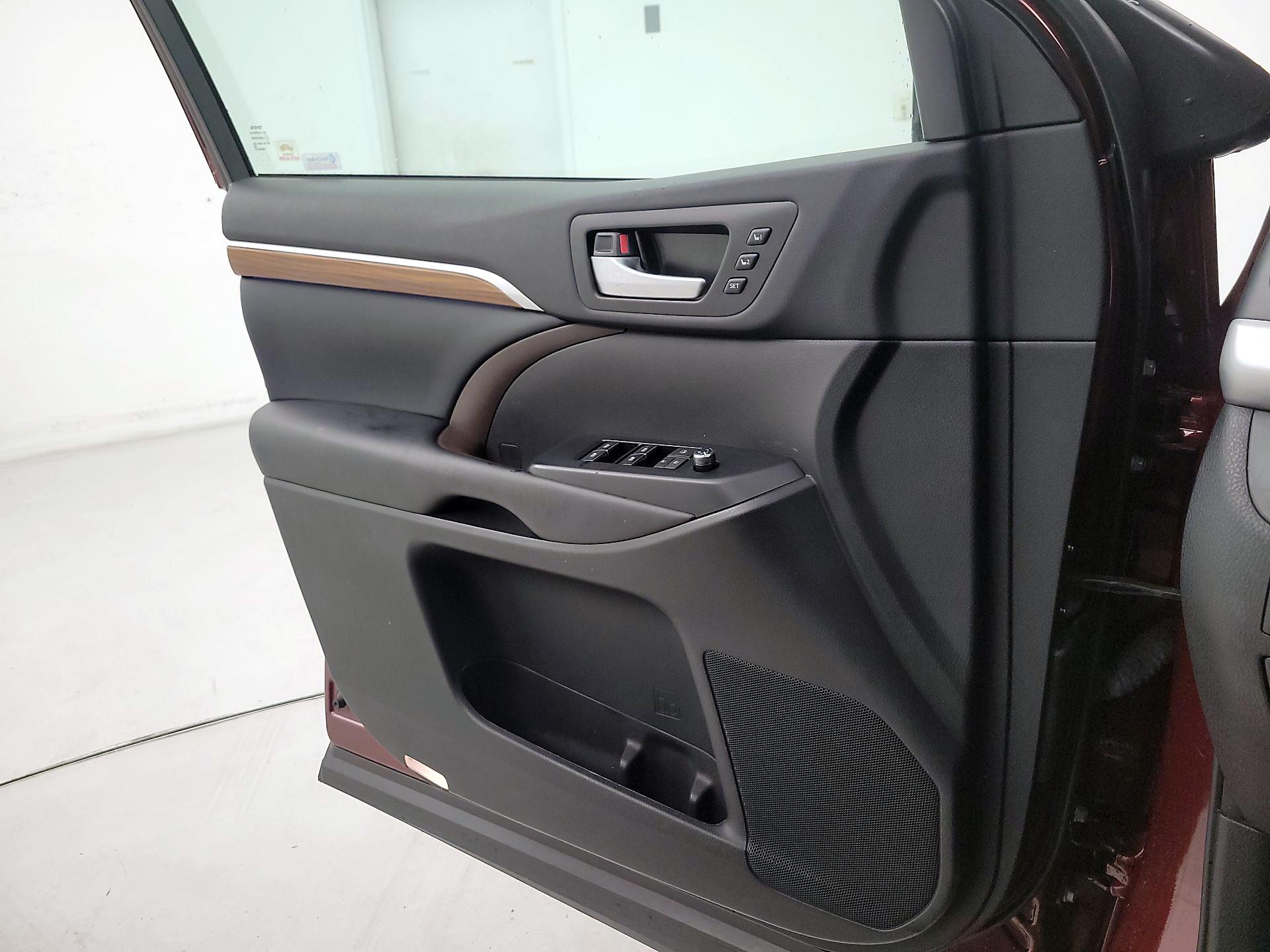 Thumbnail: 2017 Toyota Highlander - 12