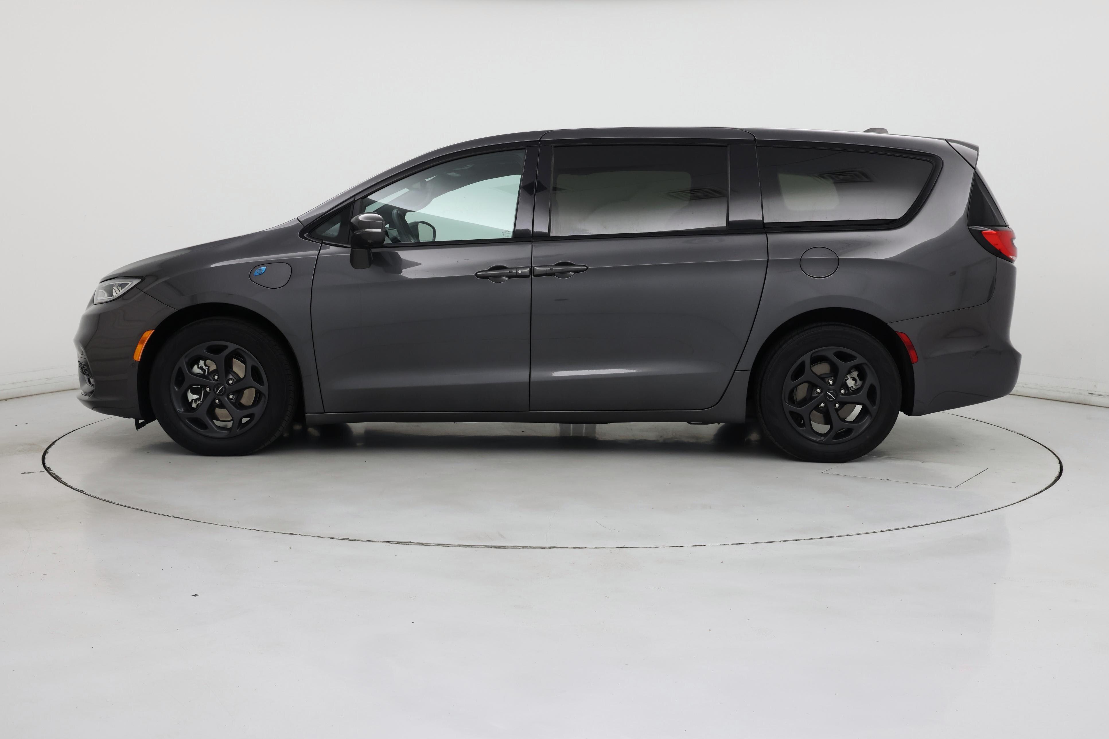 Thumbnail: 2022 Chrysler Pacifica - 3