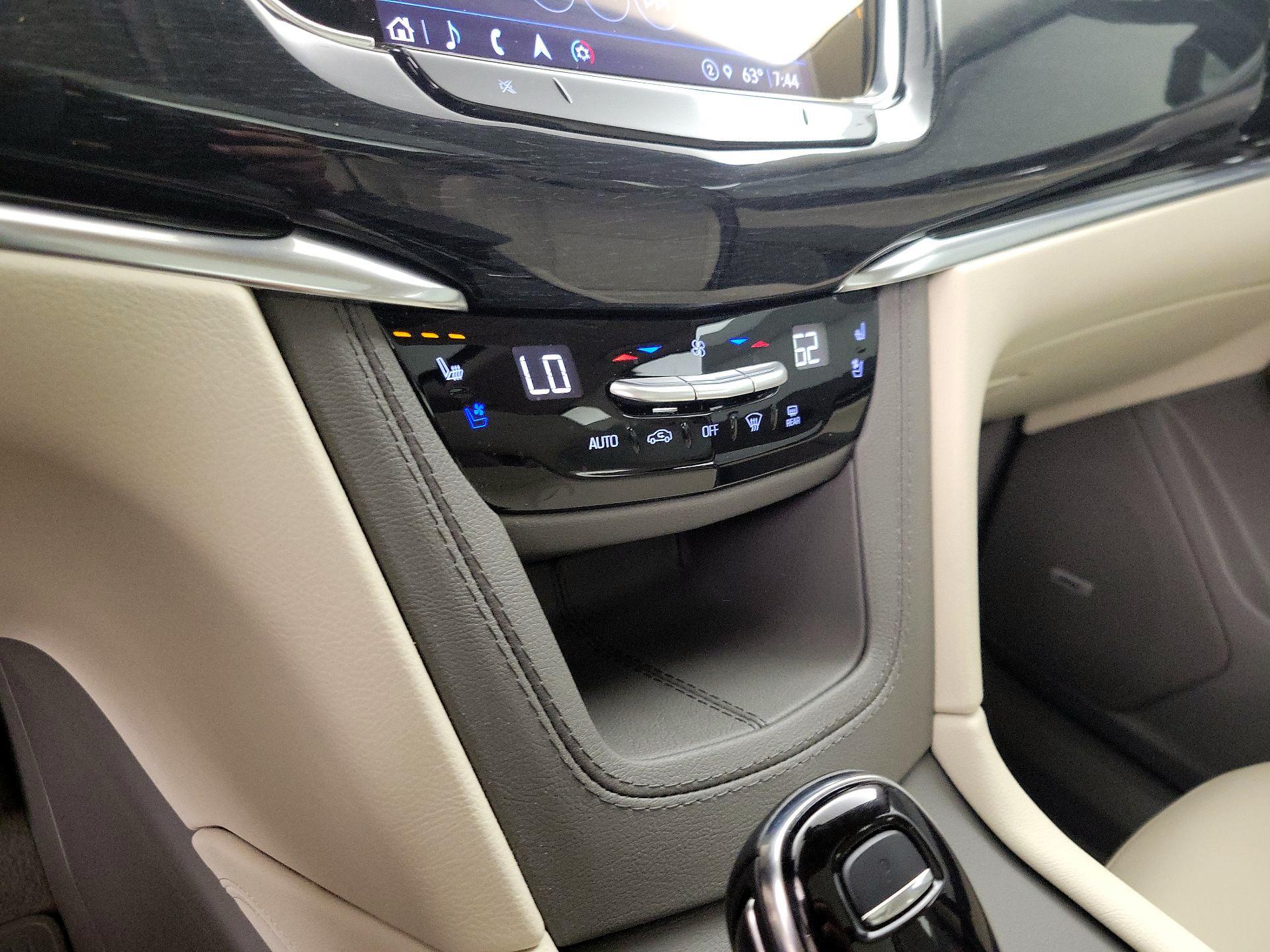 Thumbnail: 2023 Cadillac XT6 - 17