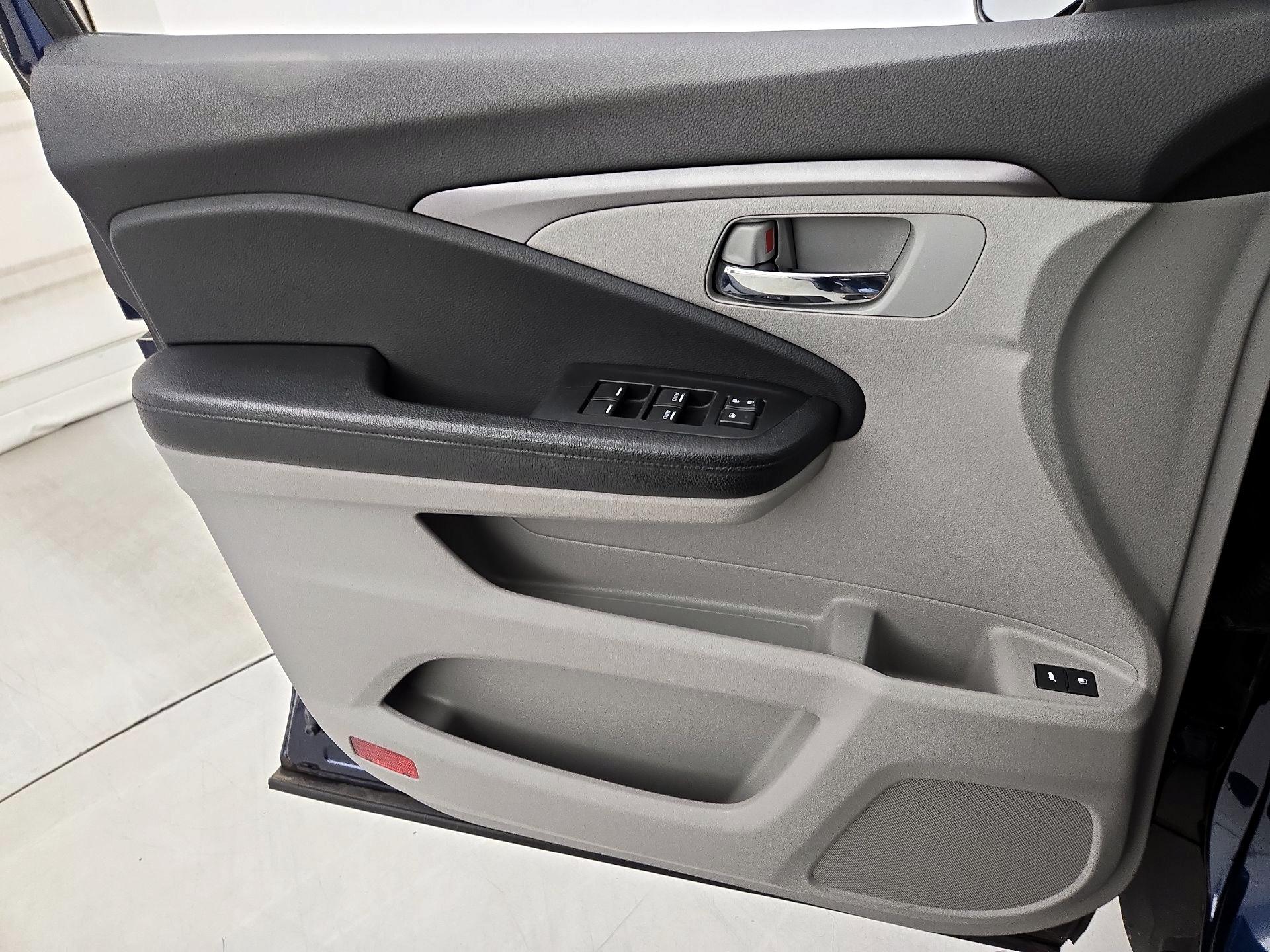 Thumbnail: 2017 Honda Pilot - 12