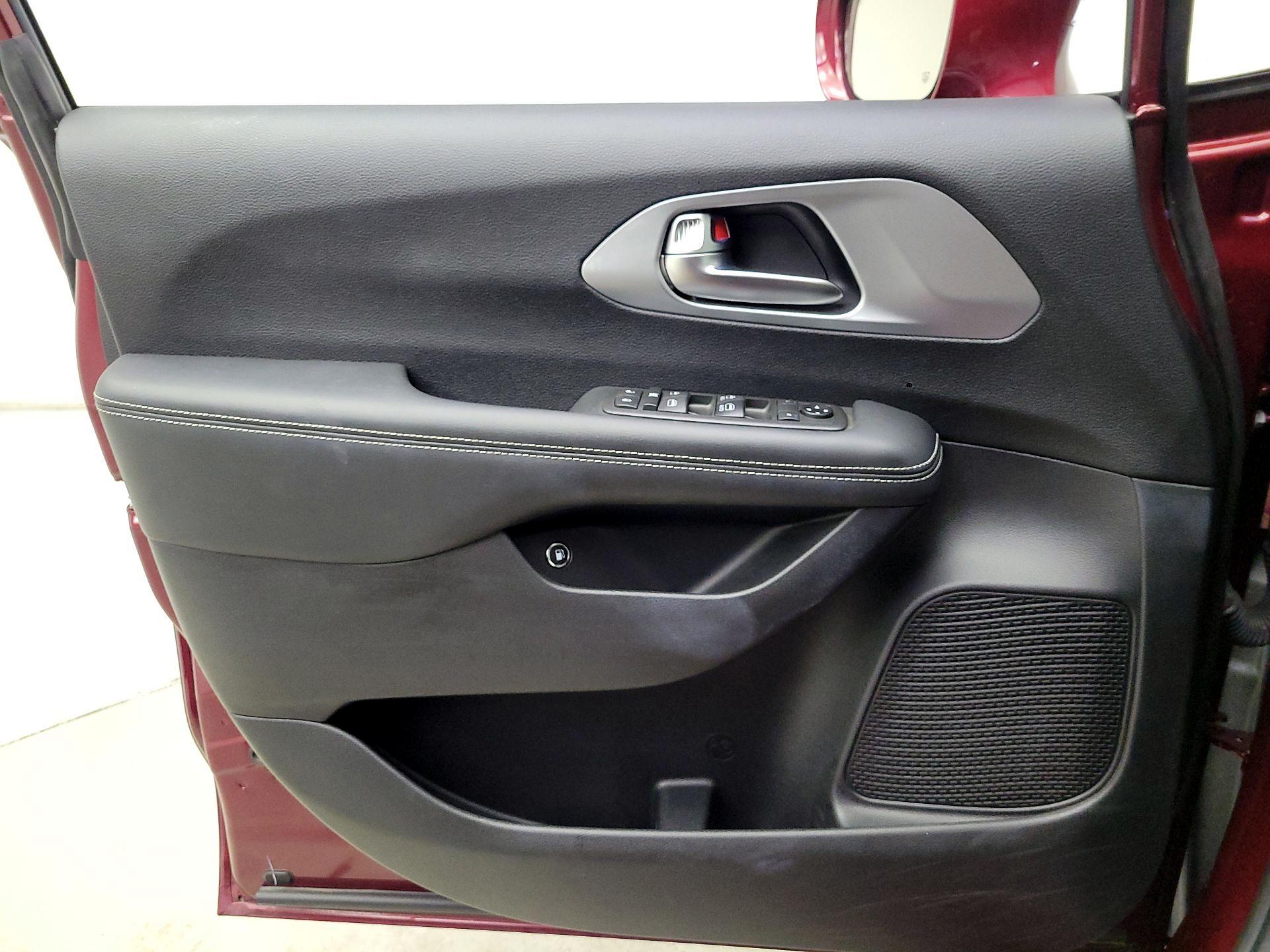 Thumbnail: 2021 Chrysler Pacifica - 12