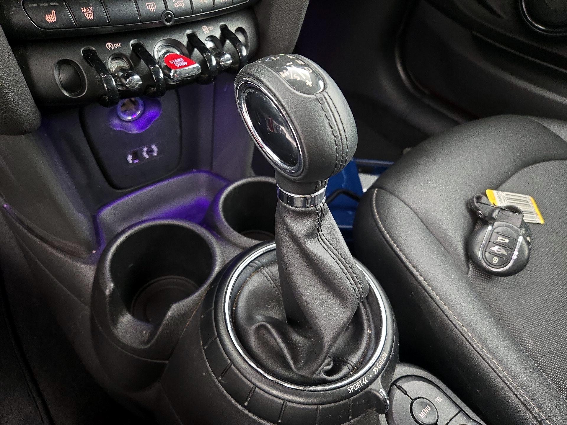 Thumbnail: 2015 MINI Cooper Hardtop - 17