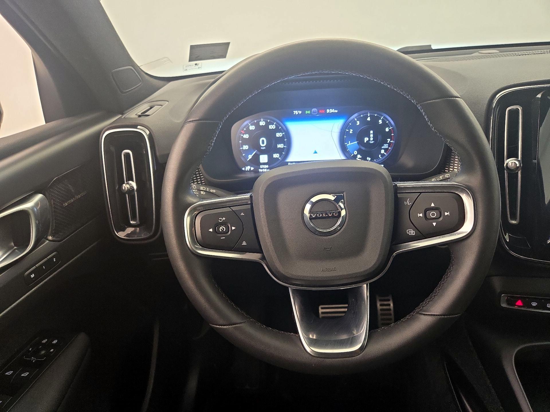 Thumbnail: 2022 Volvo XC40 - 10