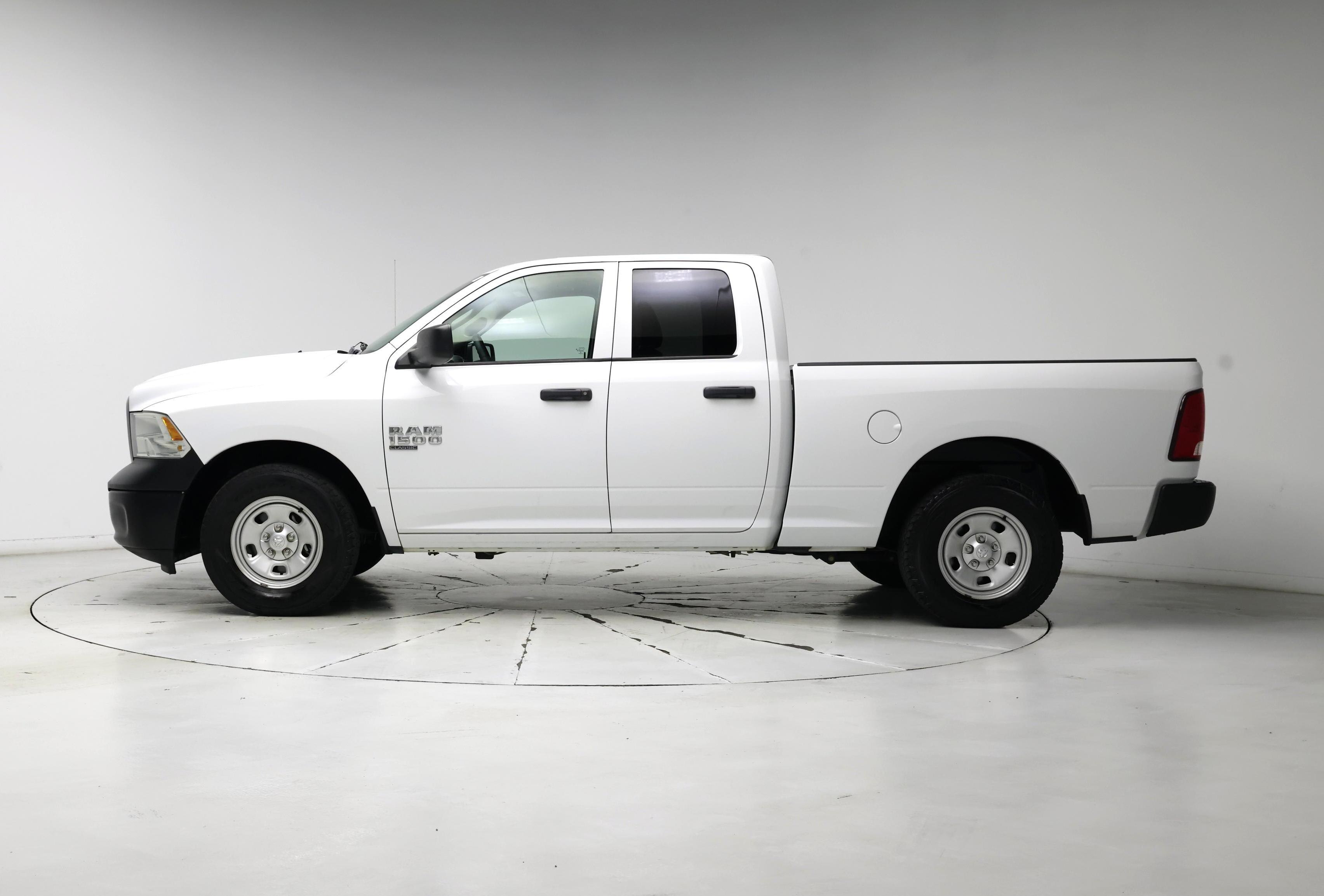Thumbnail: 2019 RAM 1500 Classic - 3
