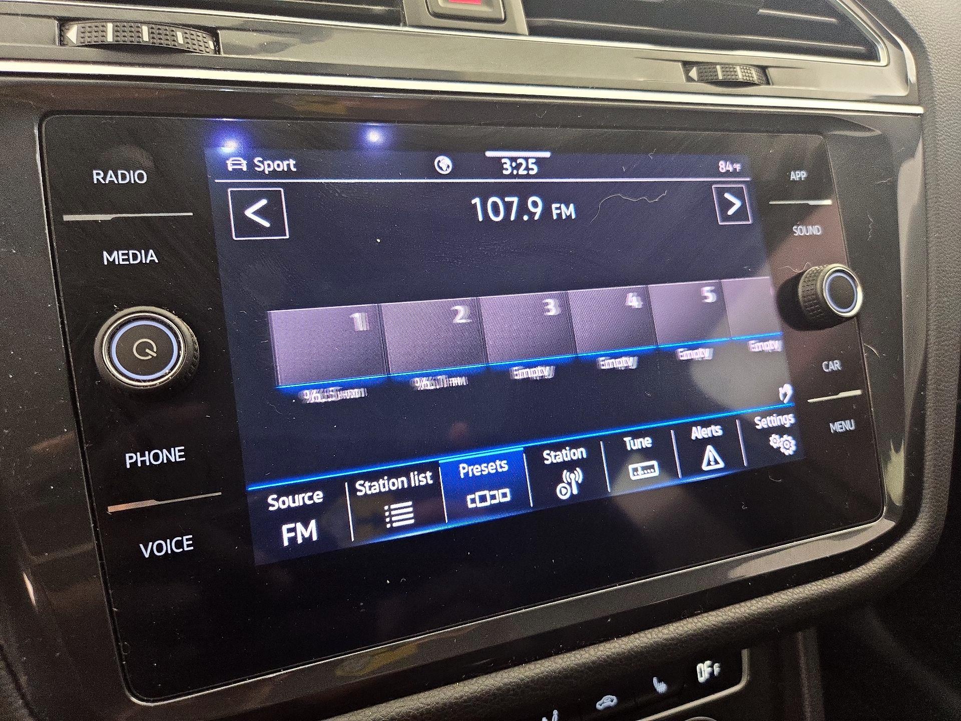Thumbnail: 2021 Volkswagen Tiguan - 15