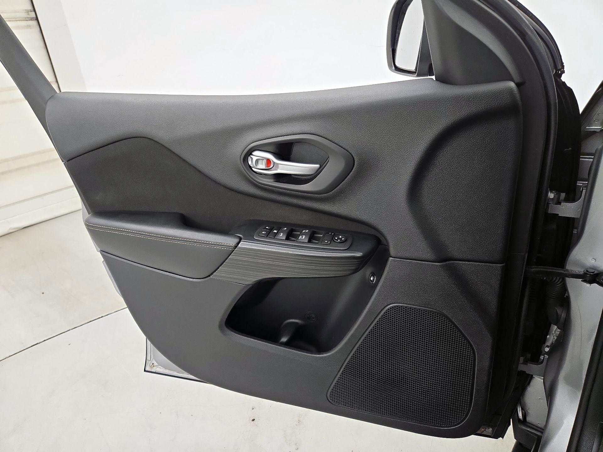 Thumbnail: 2016 Jeep Cherokee - 12