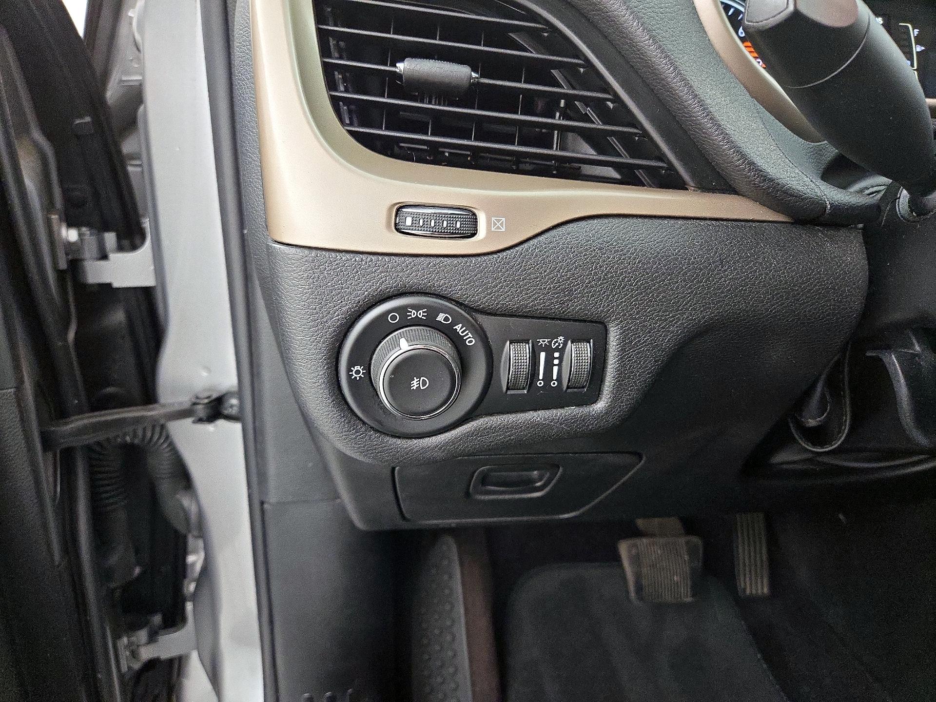 Thumbnail: 2016 Jeep Cherokee - 13