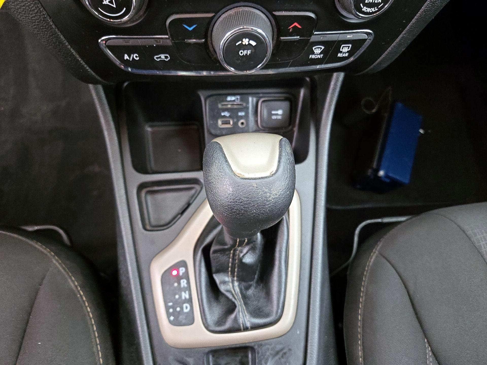 Thumbnail: 2016 Jeep Cherokee - 18