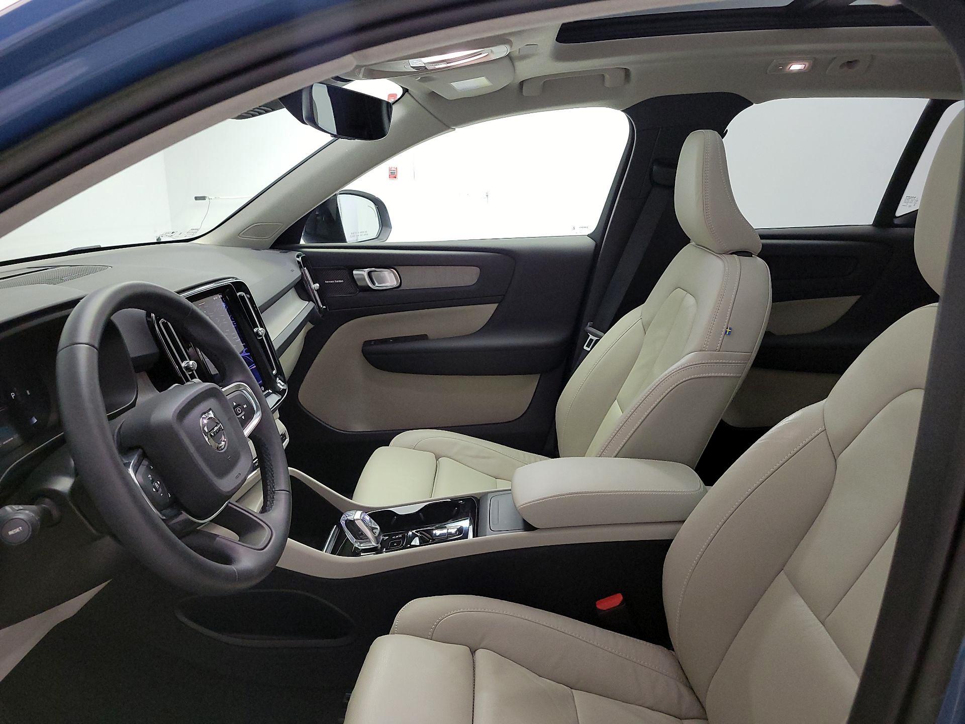 Thumbnail: 2023 Volvo XC40 - 11