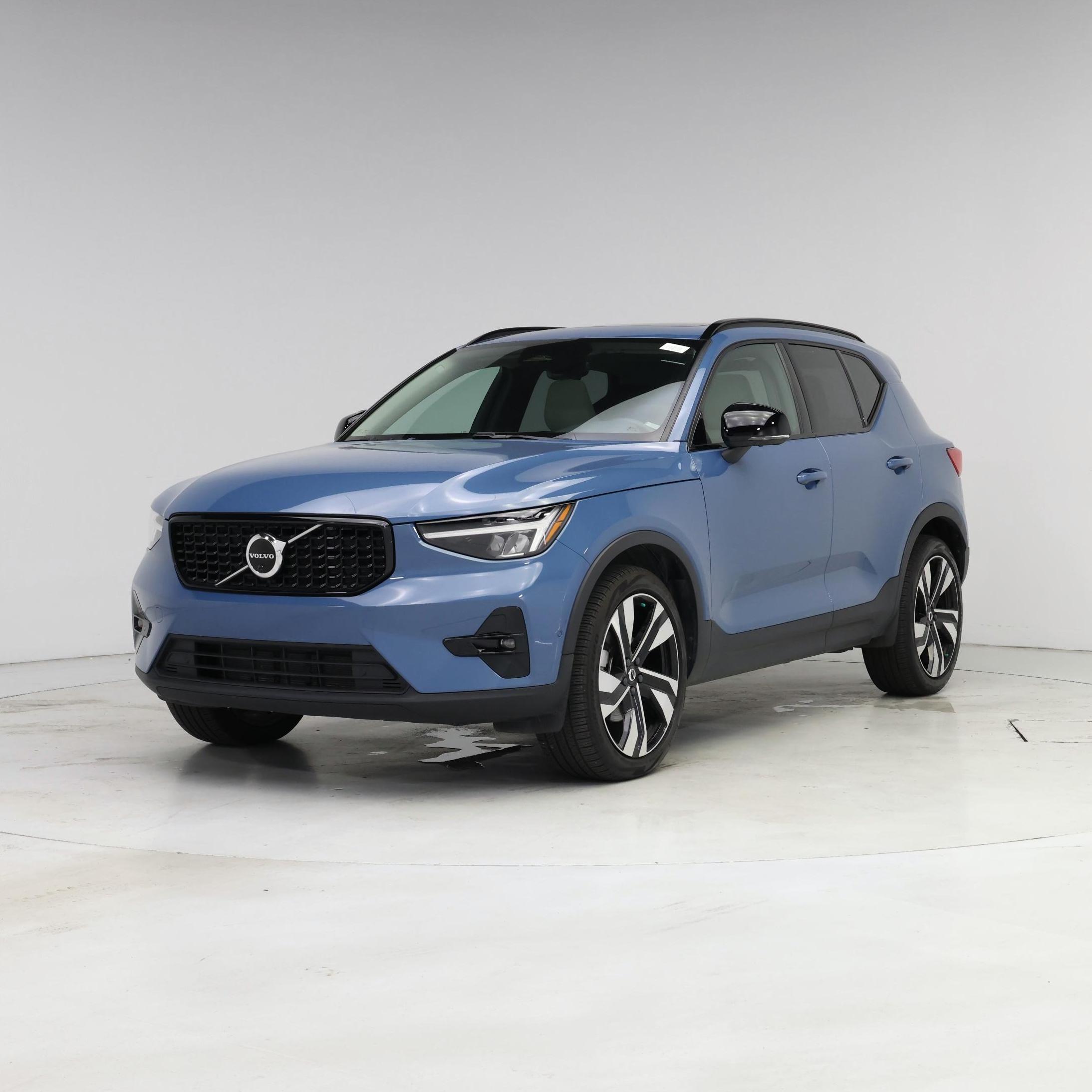 Thumbnail: 2023 Volvo XC40 - 4
