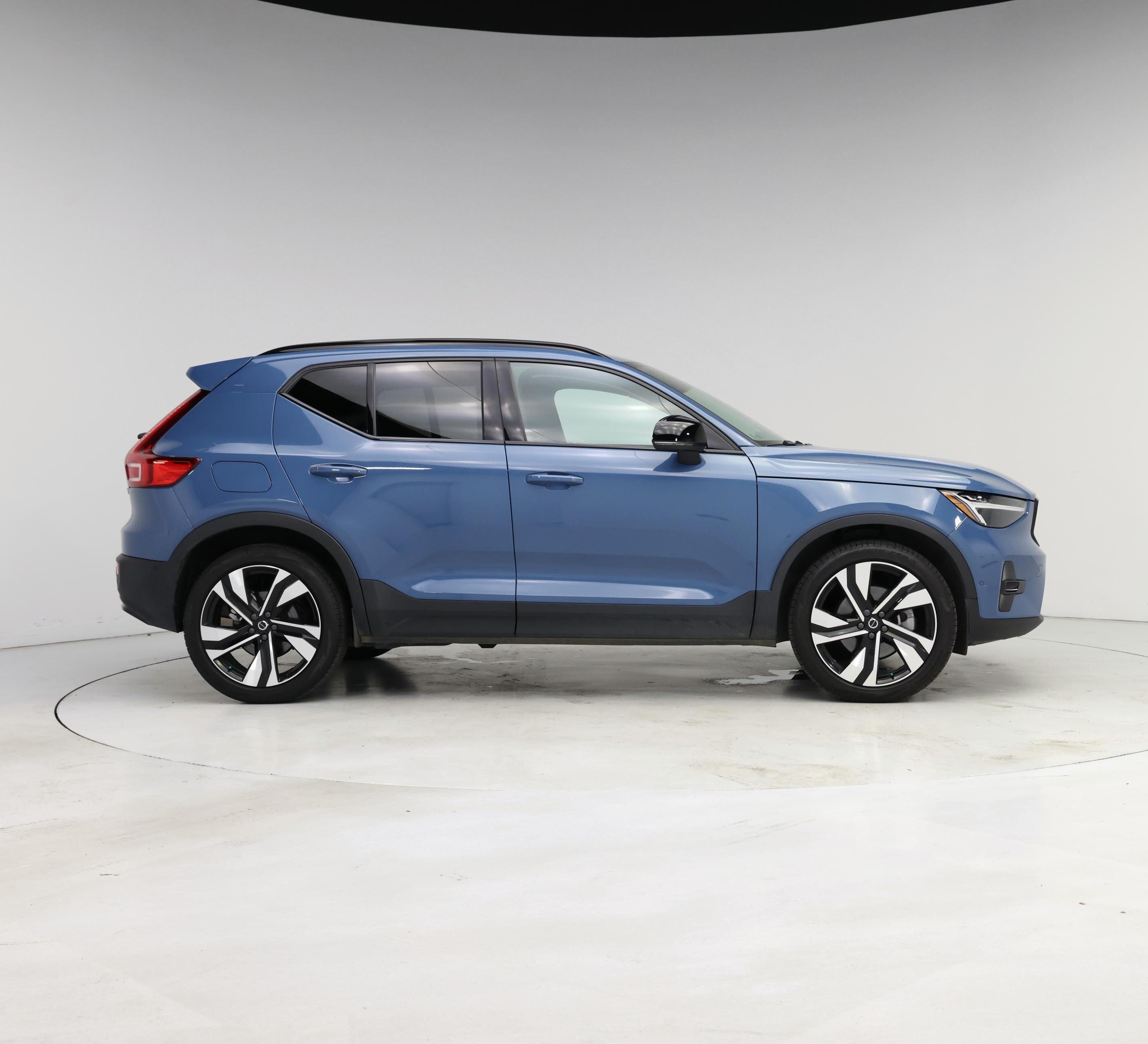 Thumbnail: 2023 Volvo XC40 - 7