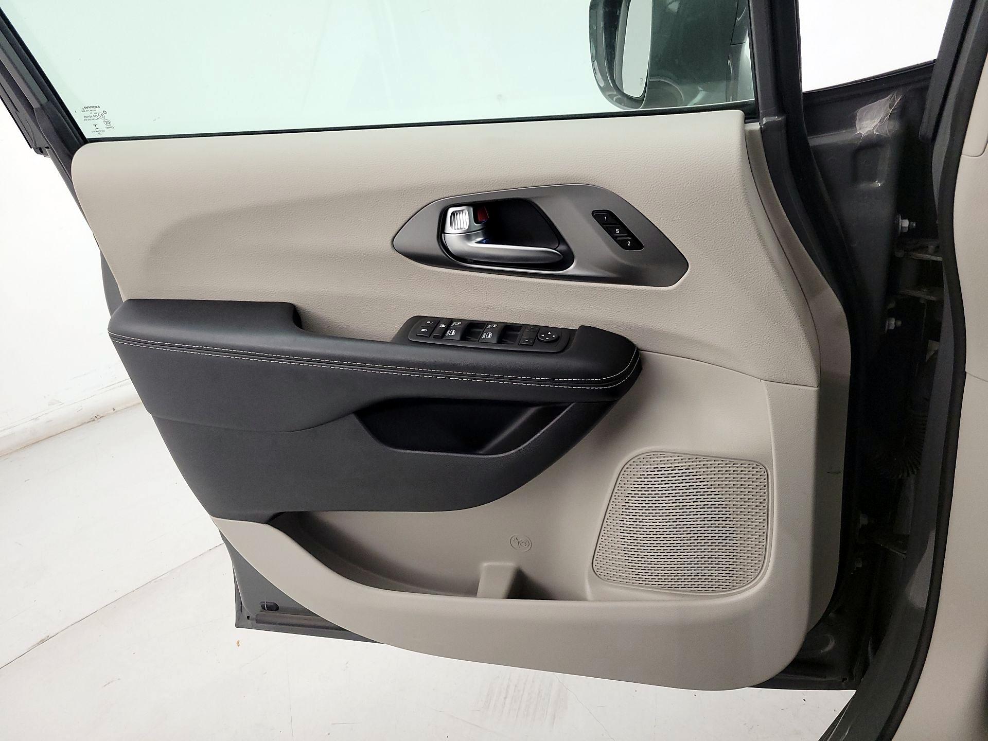 Thumbnail: 2022 Chrysler Pacifica - 12