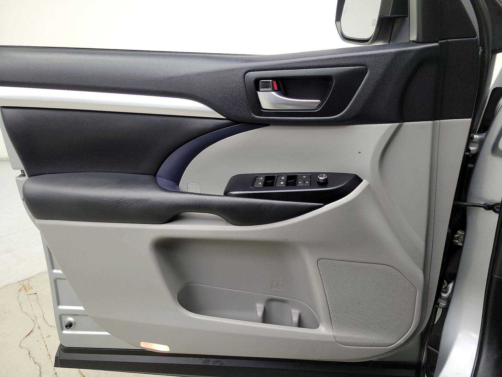 Thumbnail: 2019 Toyota Highlander - 12