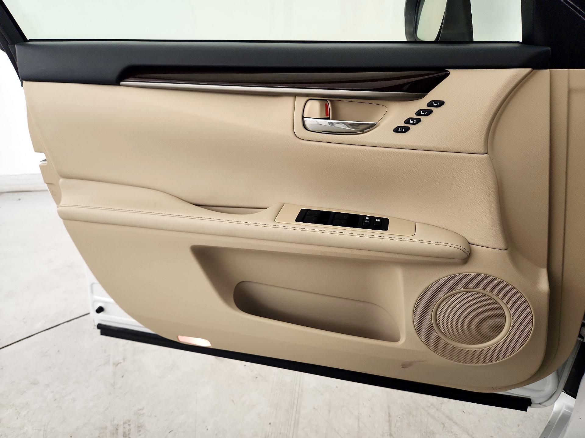 Thumbnail: 2014 Lexus ES - 12