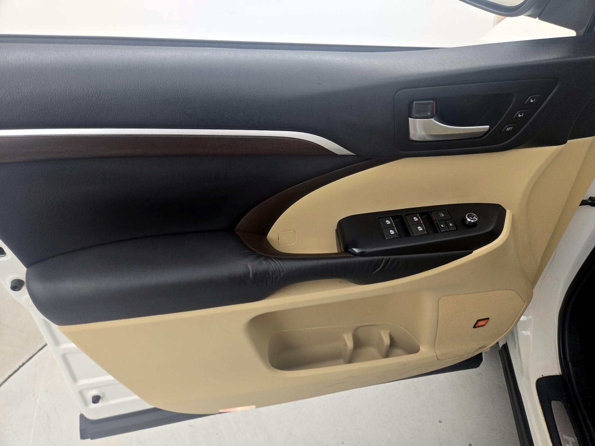 Thumbnail: 2015 Toyota Highlander - 12