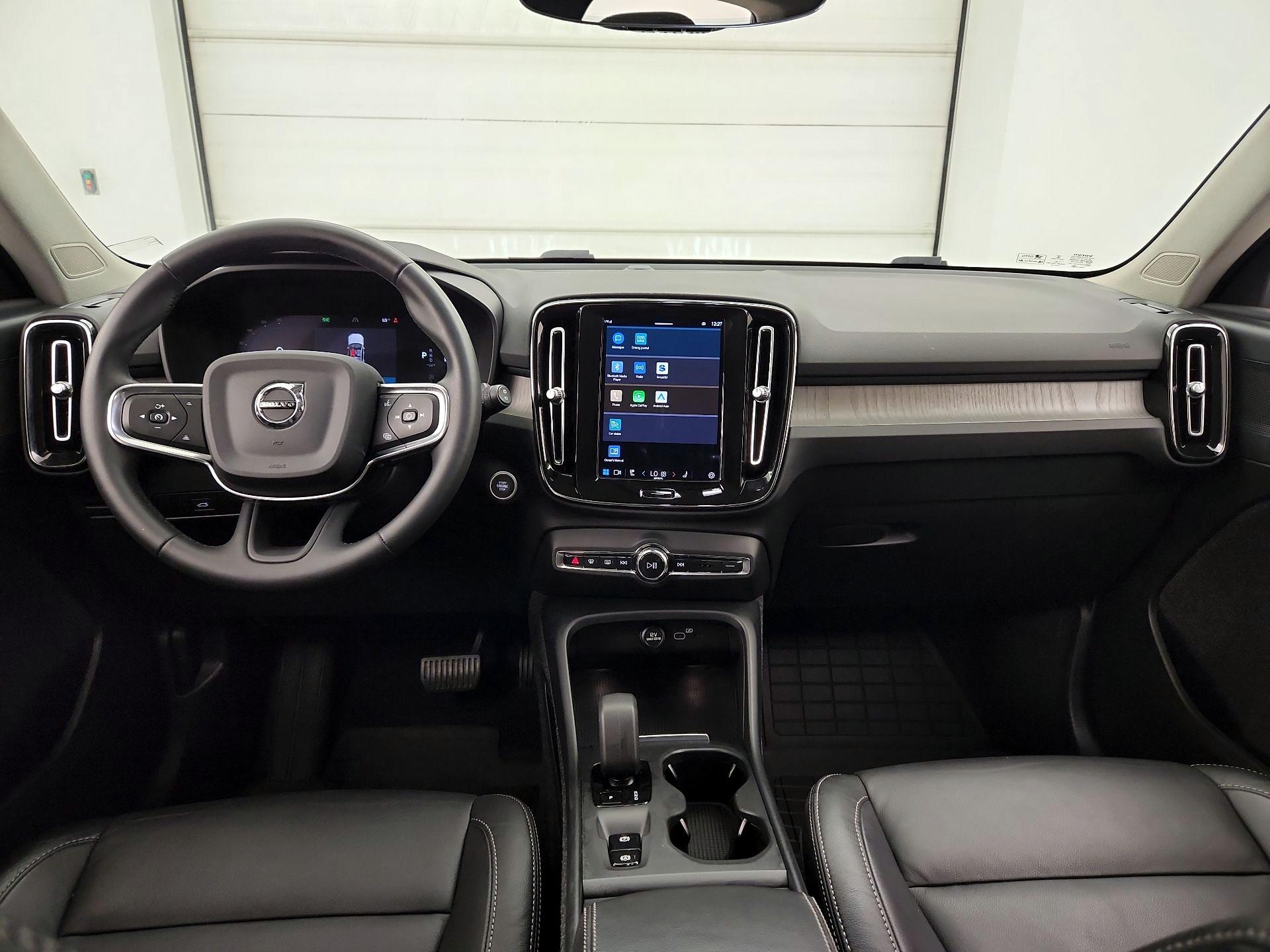 Thumbnail: 2023 Volvo XC40 - 9