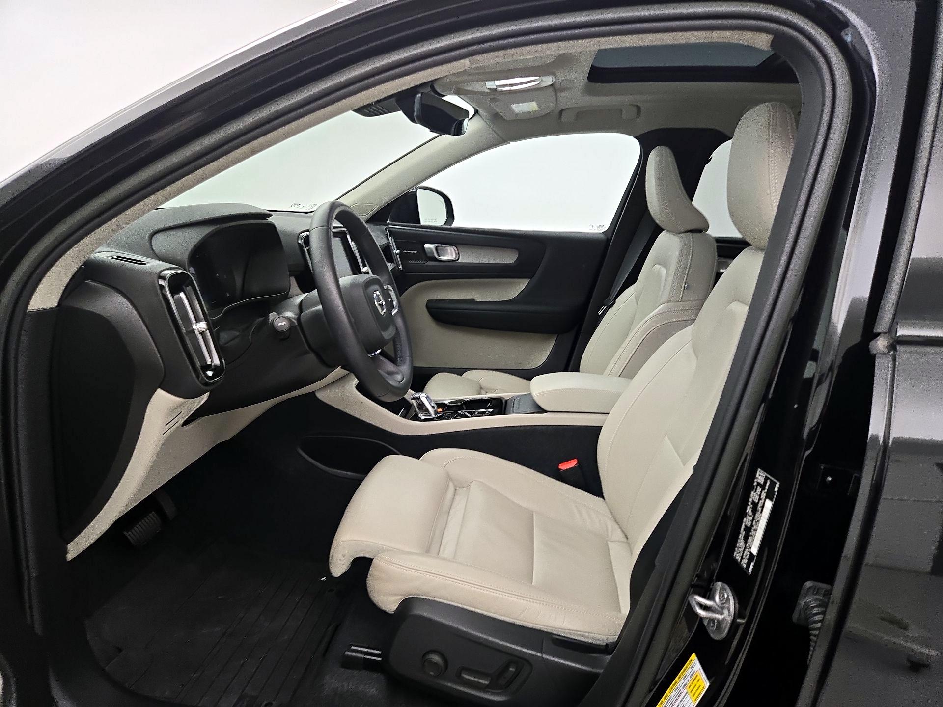 Thumbnail: 2023 Volvo XC40 - 11