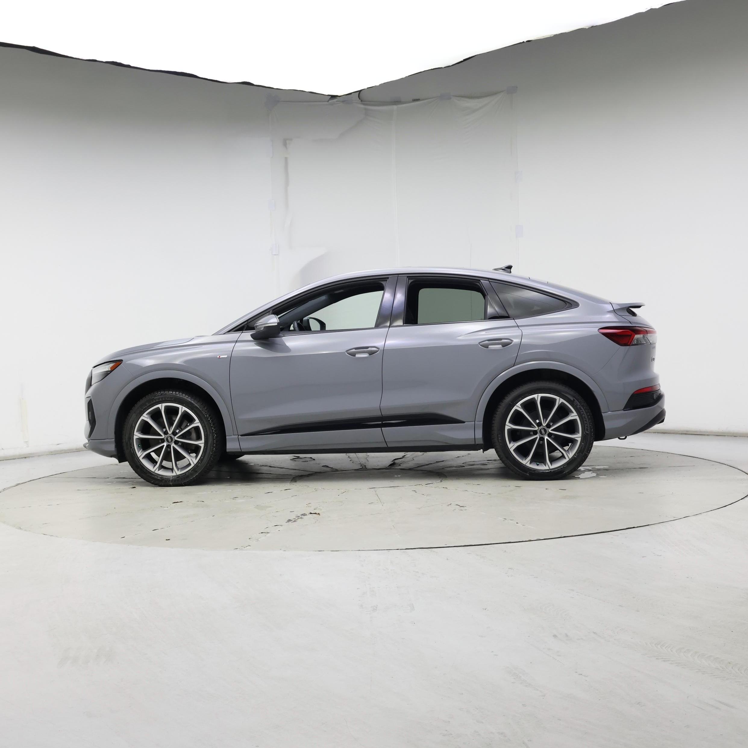 Thumbnail: 2022 Audi Q4 e-tron - 3